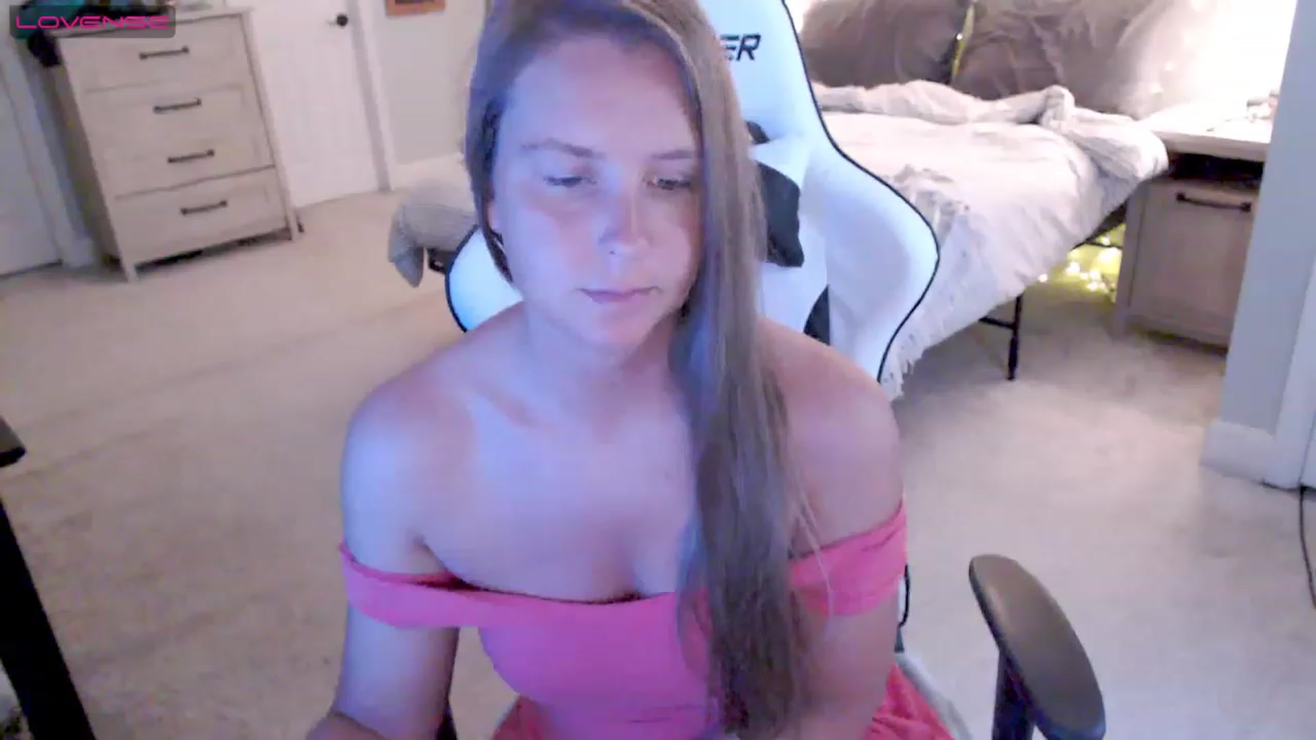 Gallery image thumbnail from Soybean92's myfreecams stream on, 06/19/2023, 18:37 image 8 of 20