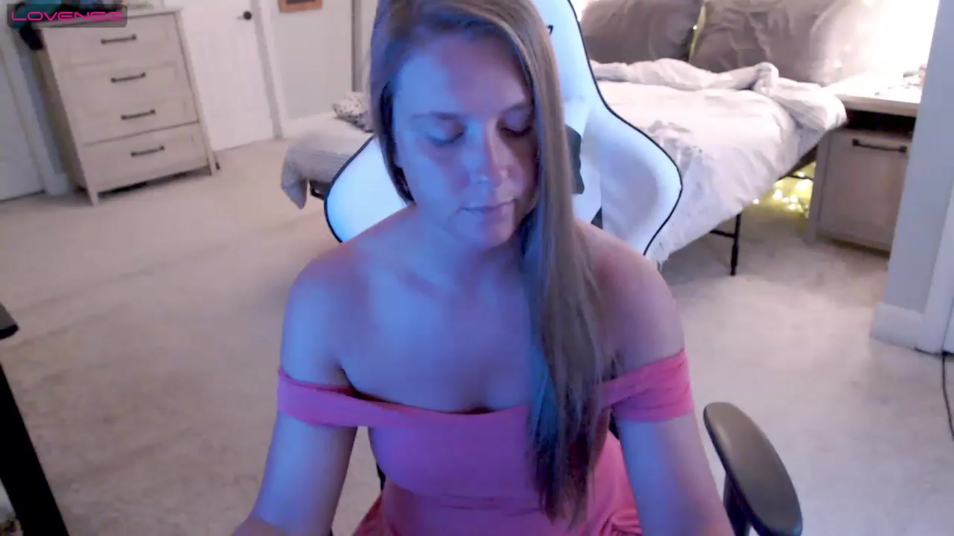 Gallery image thumbnail from Soybean92's myfreecams stream on, 06/19/2023, 18:37 image 14 of 20