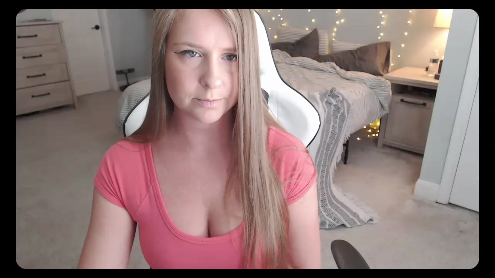Gallery image thumbnail from Soybean92's myfreecams stream on, 08/21/2023, 16:46 image 12 of 20