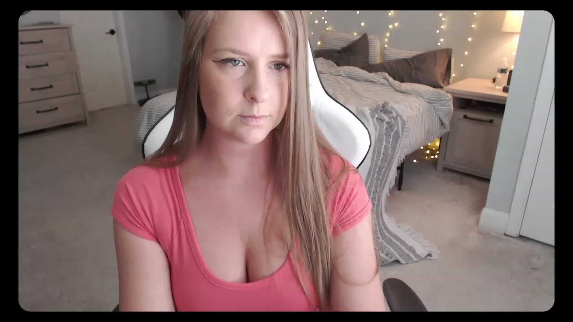 Gallery image thumbnail from Soybean92's myfreecams stream on, 08/21/2023, 16:46 image 7 of 20