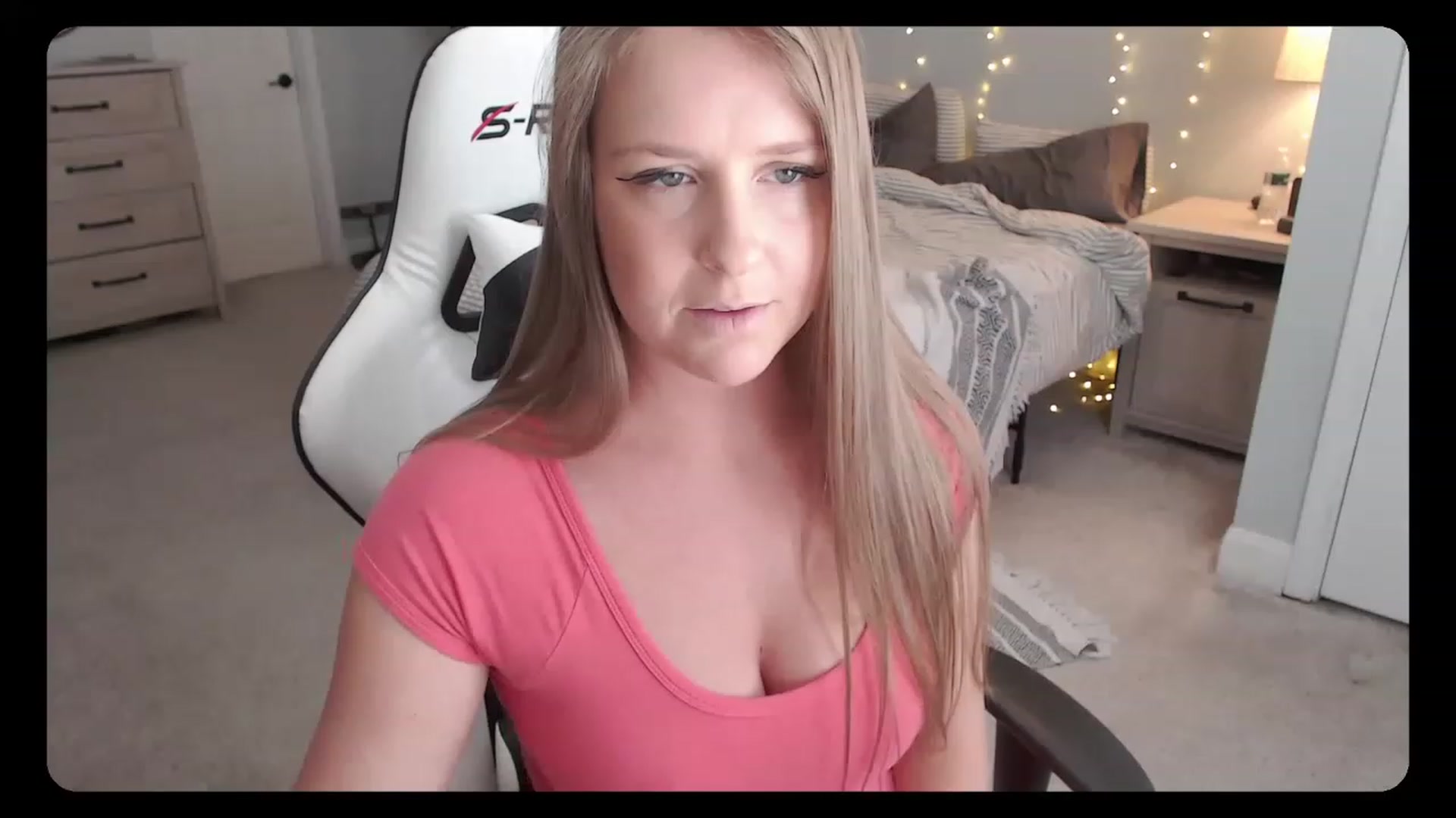 Gallery image thumbnail from Soybean92's myfreecams stream on, 08/21/2023, 16:46 image 8 of 20