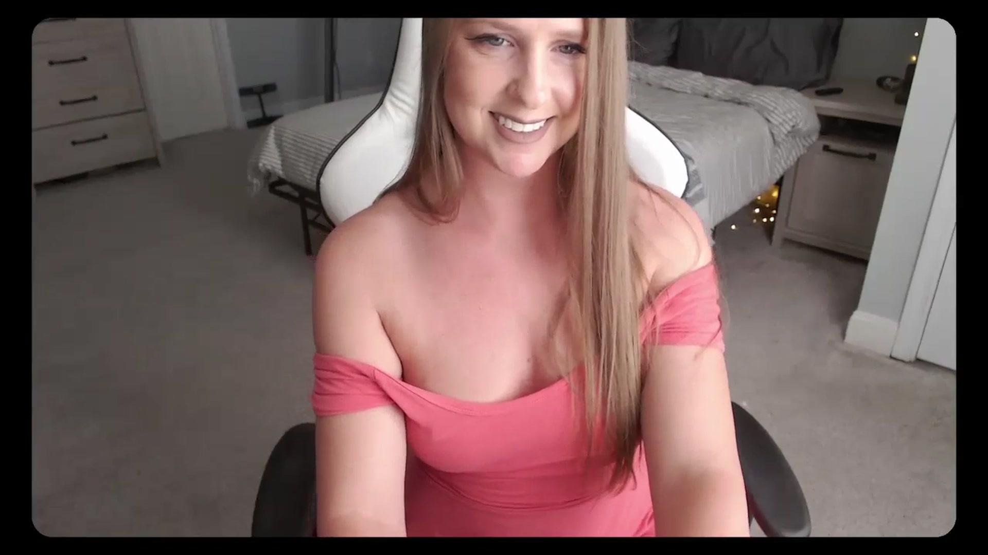Gallery image thumbnail from Soybean92's myfreecams stream on, 08/22/2023, 19:53 image 2 of 20