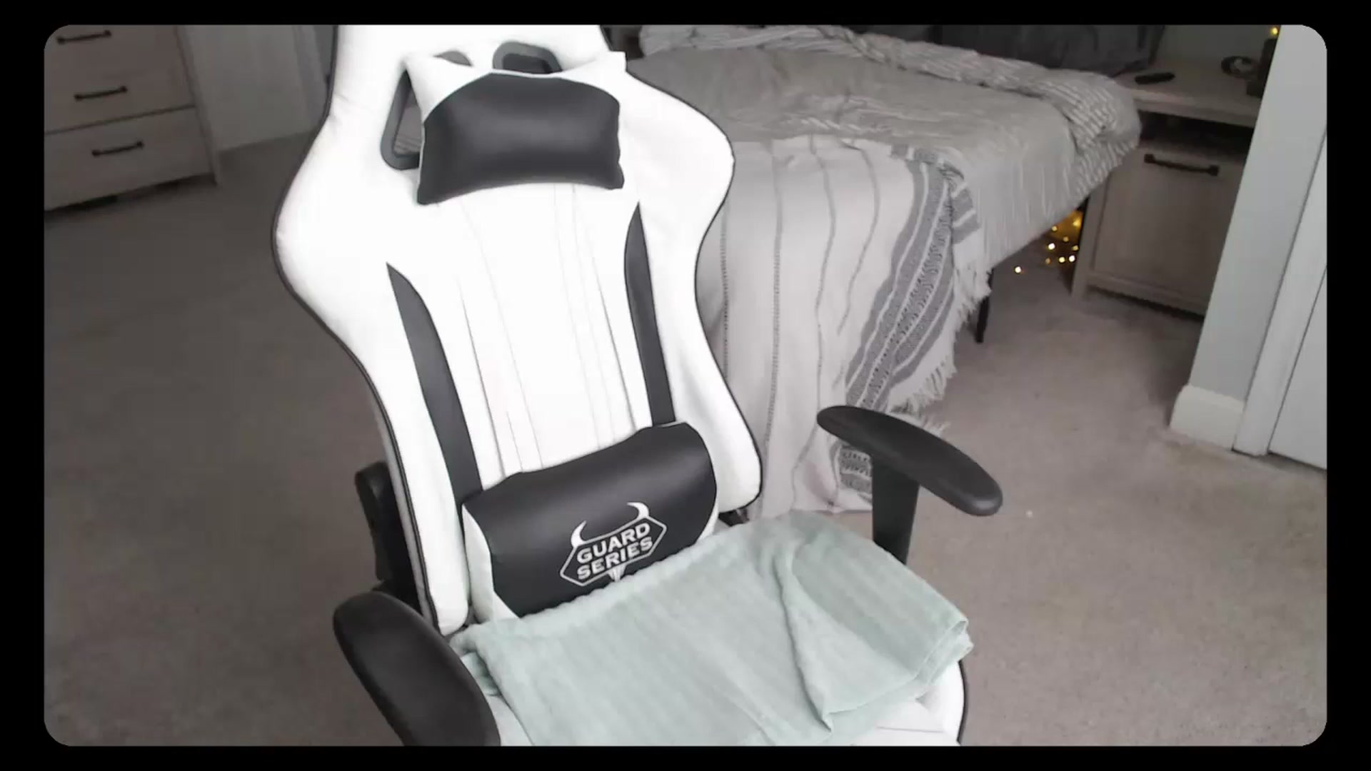 Gallery image thumbnail from Soybean92's myfreecams stream on, 08/22/2023, 19:53 image 7 of 20