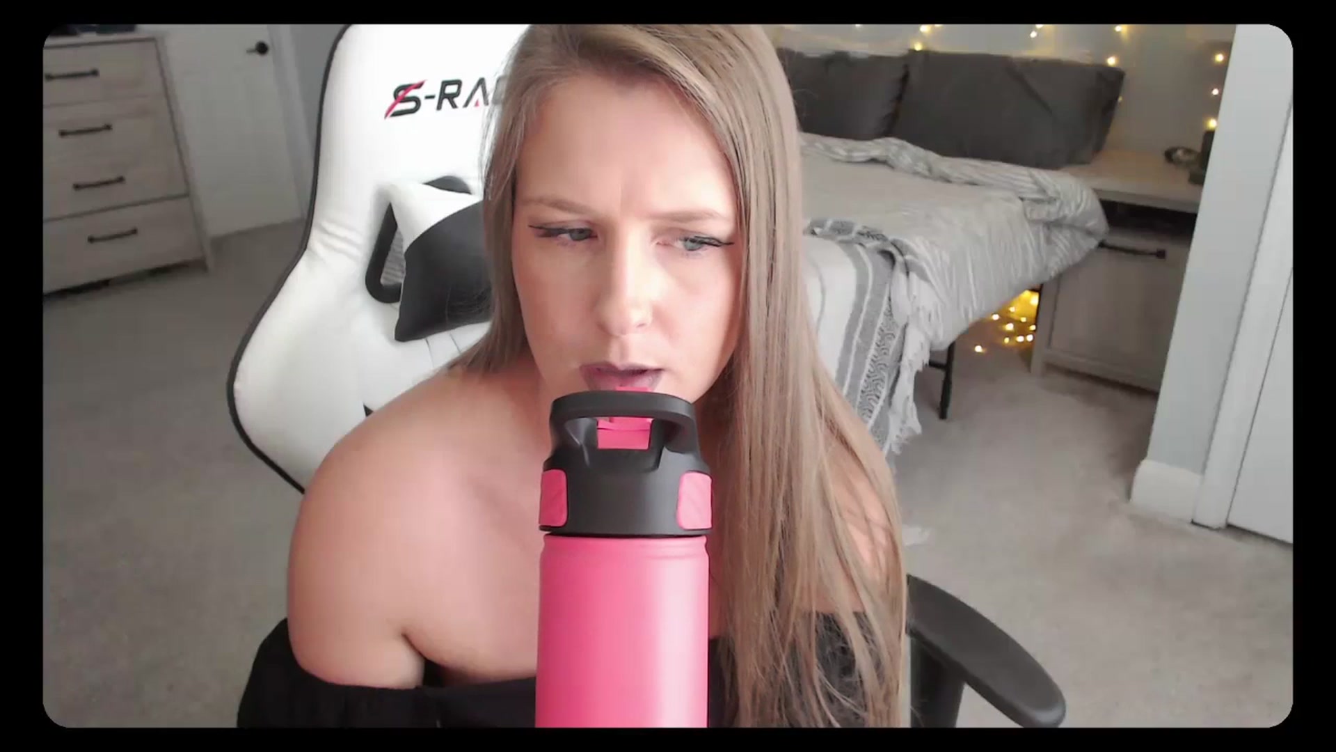Gallery image thumbnail from Soybean92's myfreecams stream on, 08/23/2023, 17:56 image 14 of 20