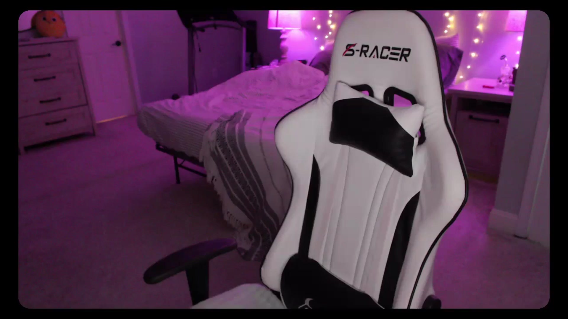 Gallery image thumbnail from Soybean92's myfreecams stream on, 08/30/2023, 15:37 image 15 of 20