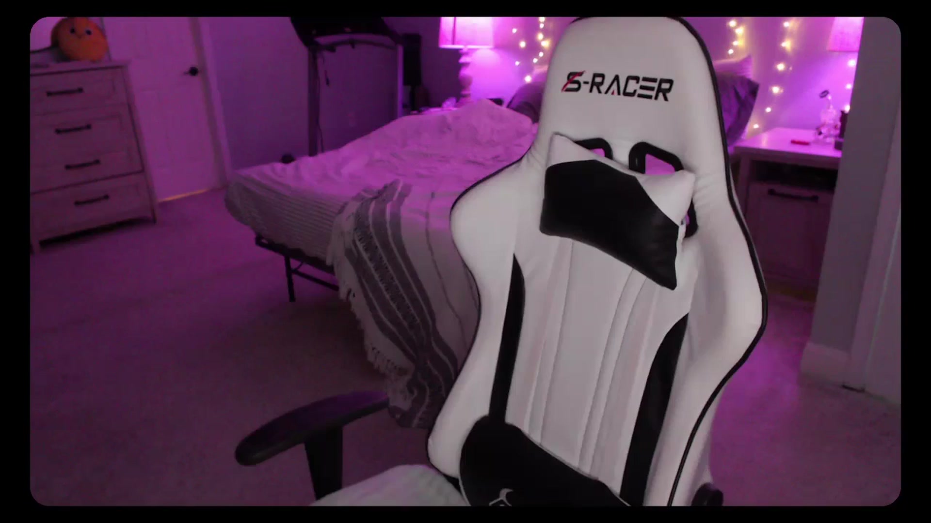 Gallery image thumbnail from Soybean92's myfreecams stream on, 08/30/2023, 15:37 image 19 of 20