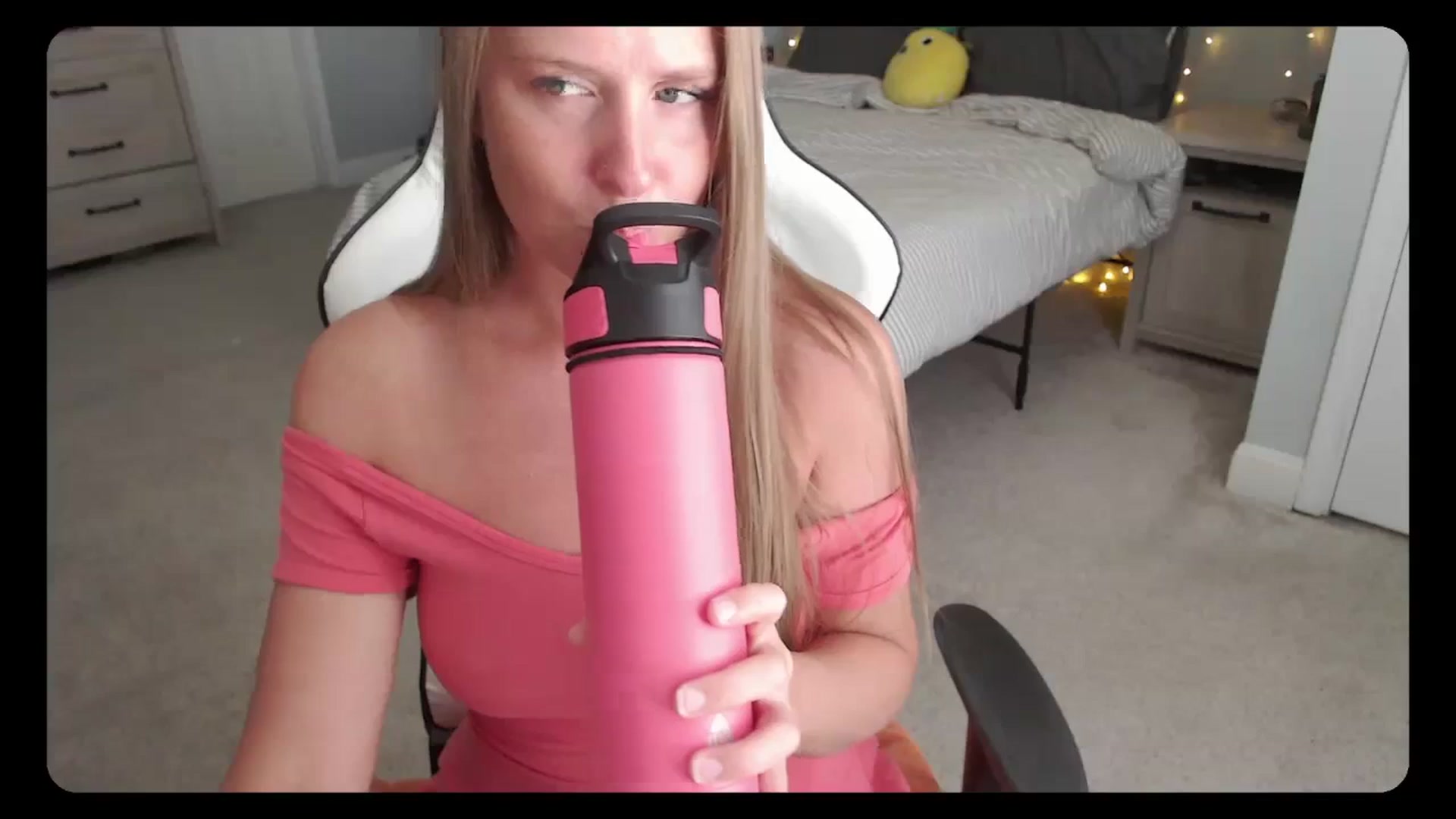 Gallery image thumbnail from Soybean92's myfreecams stream on, 09/11/2023, 17:21 image 2 of 20
