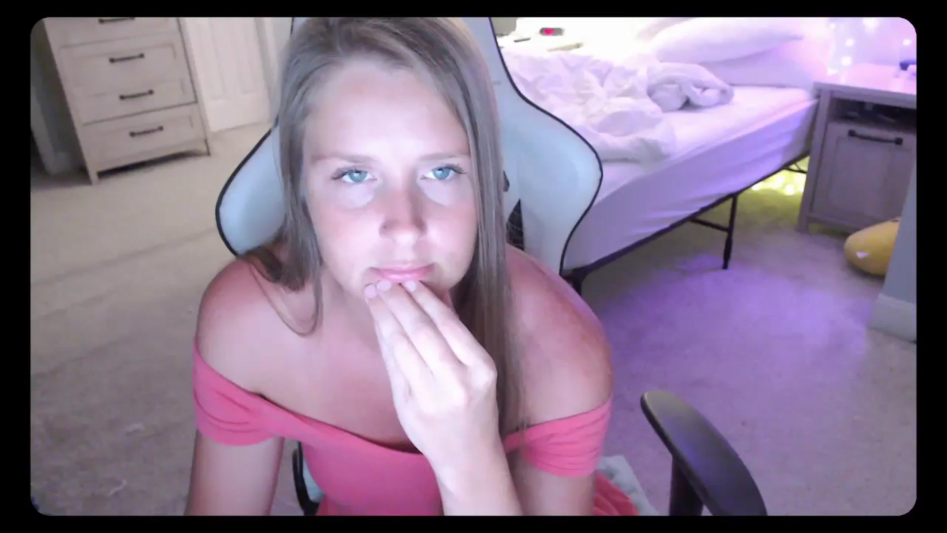 Gallery image thumbnail from Soybean92's myfreecams stream on, 09/25/2023, 24:36 image 6 of 20