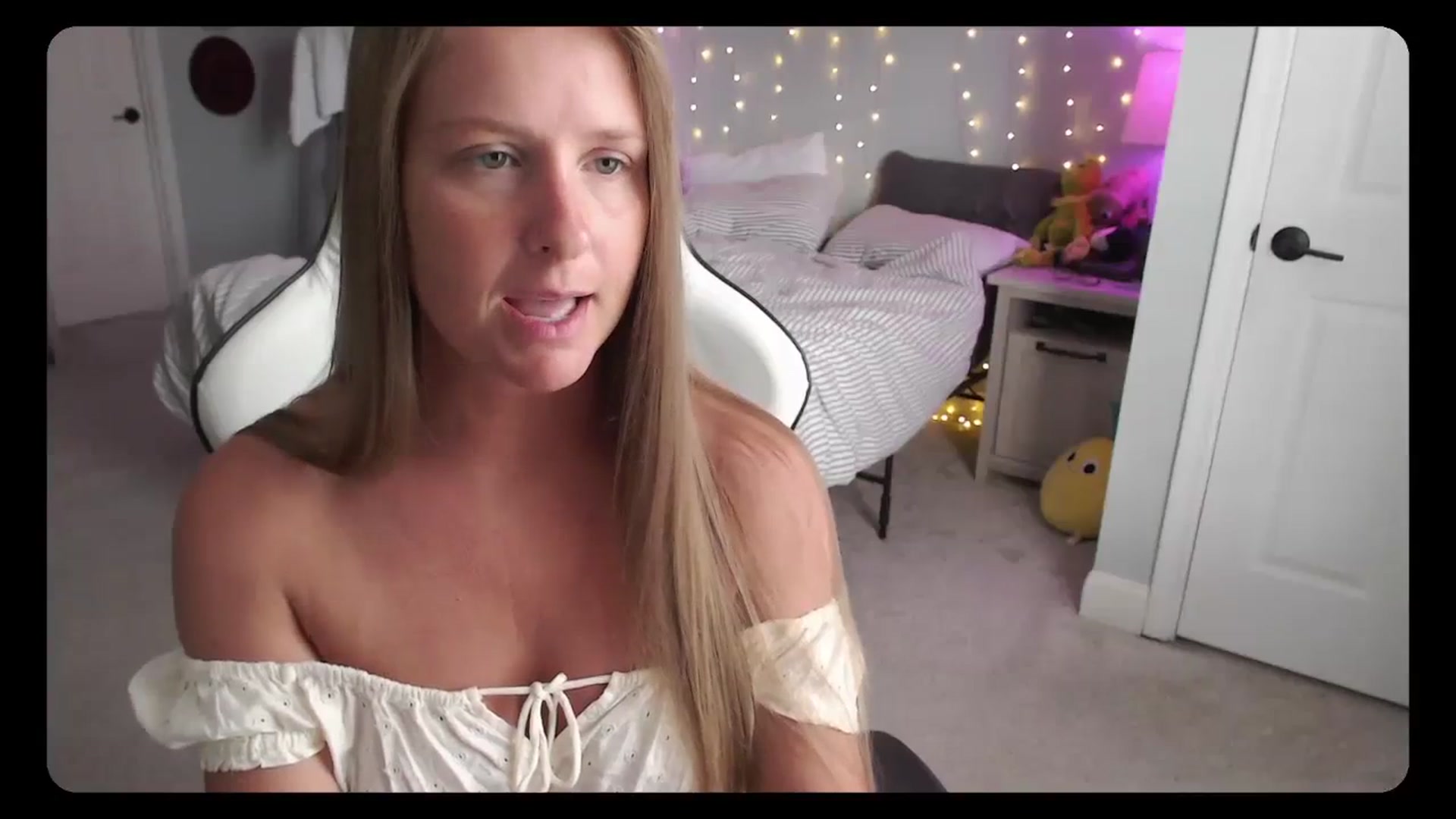 Gallery image thumbnail from Soybean92's myfreecams stream on, 09/26/2023, 16:53 image 10 of 20