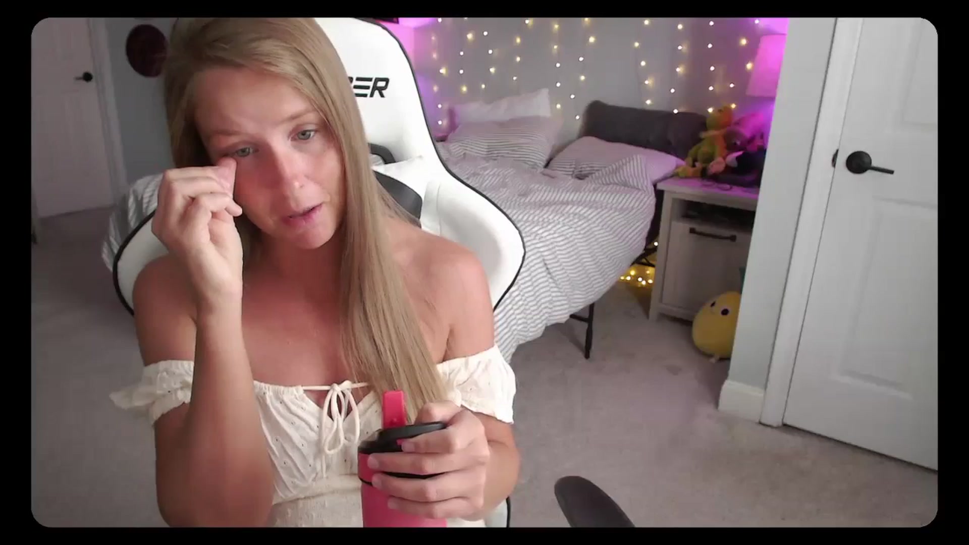 Gallery image thumbnail from Soybean92's myfreecams stream on, 09/26/2023, 16:53 image 11 of 20