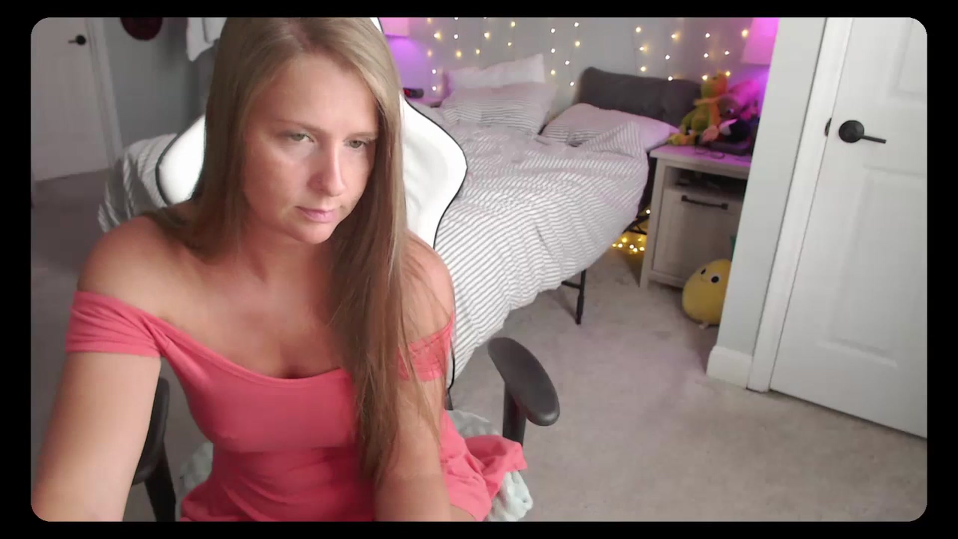 Gallery image thumbnail from Soybean92's myfreecams stream on, 09/26/2023, 17:31 image 17 of 20