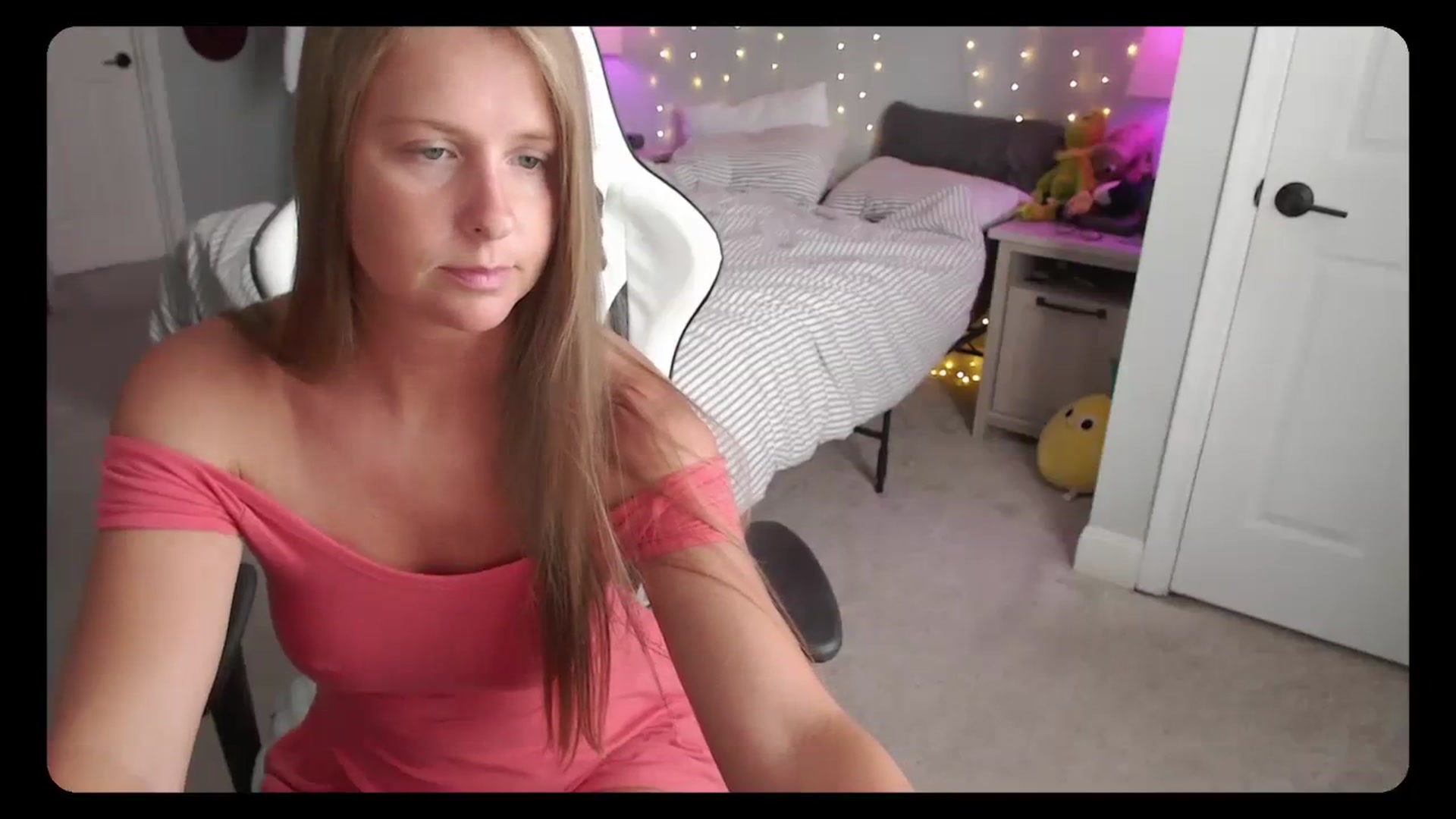 Gallery image thumbnail from Soybean92's myfreecams stream on, 09/26/2023, 17:31 image 18 of 20