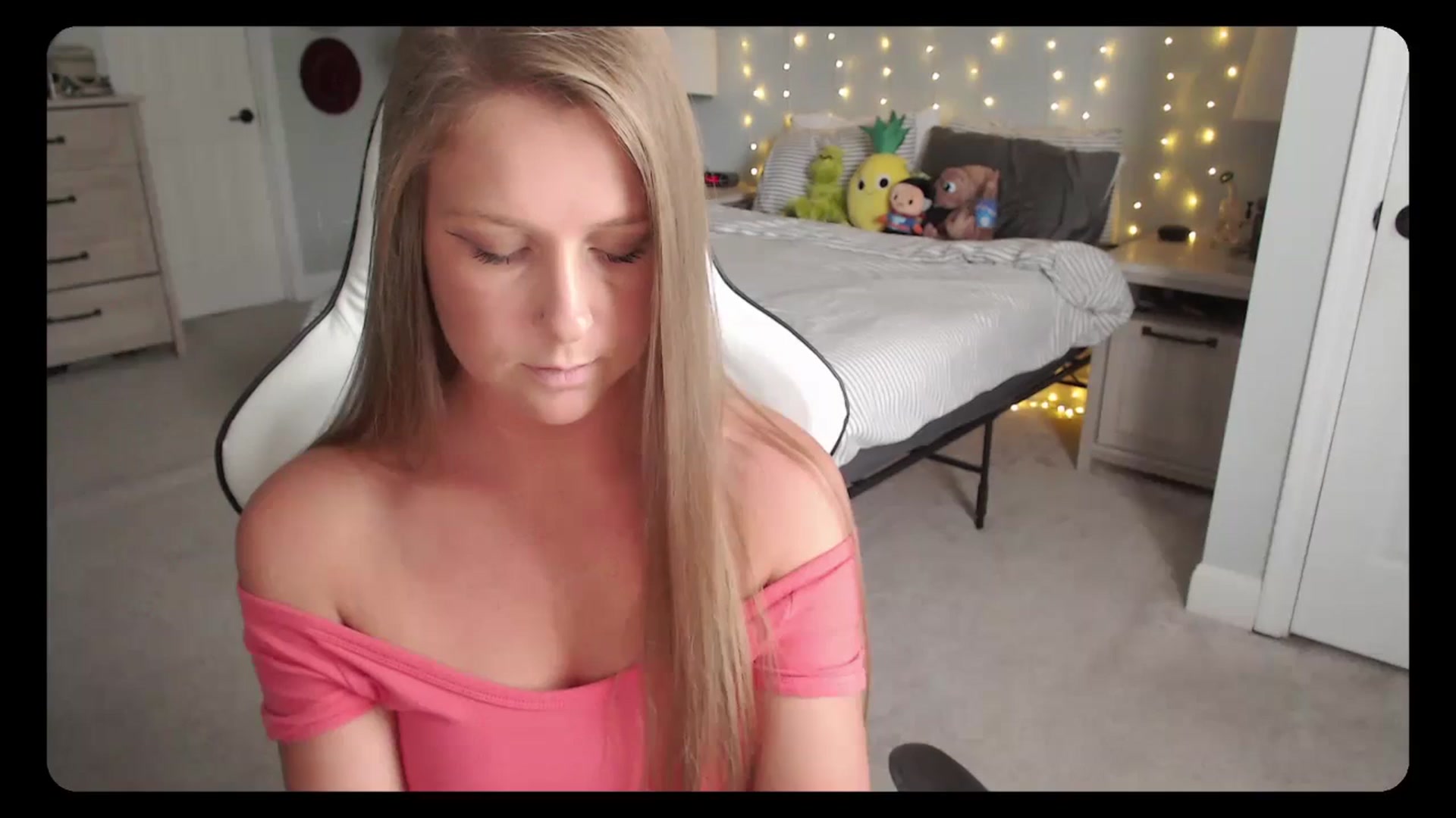 Gallery image thumbnail from Soybean92's myfreecams stream on, 09/28/2023, 16:45 image 5 of 20