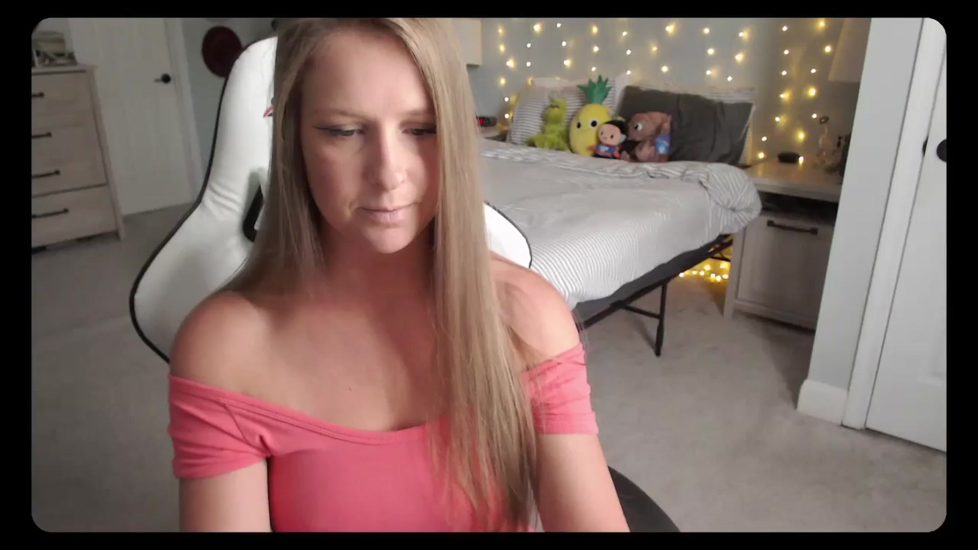 Gallery image thumbnail from Soybean92's myfreecams stream on, 09/28/2023, 16:45 image 3 of 20