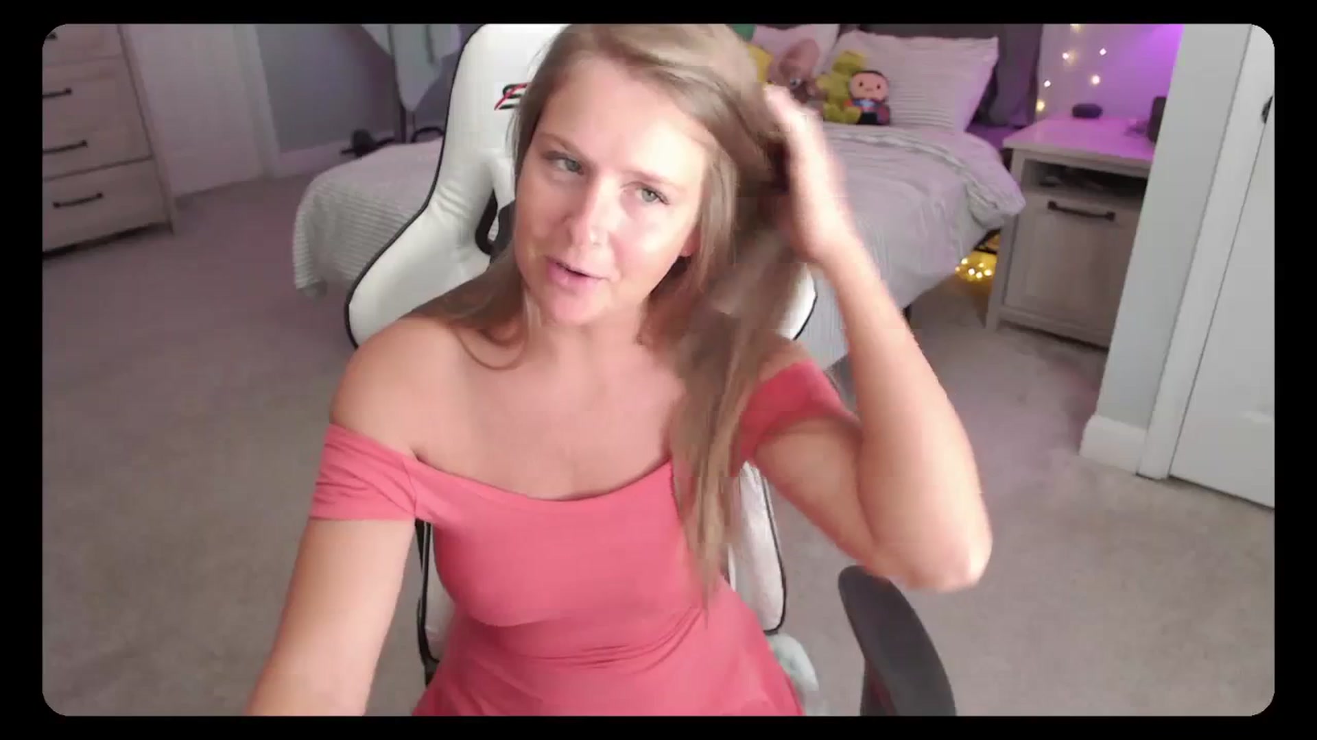 Gallery image thumbnail from Soybean92's myfreecams stream on, 10/02/2023, 16:36 image 9 of 20