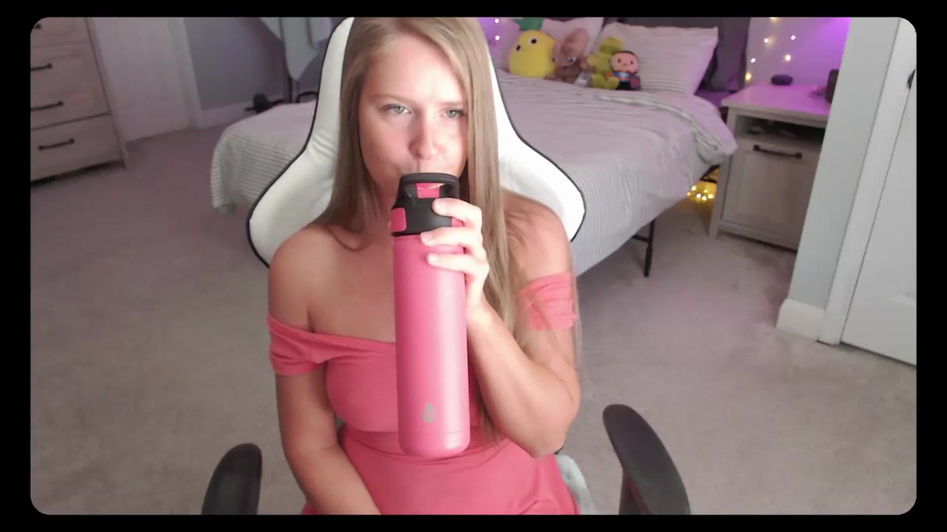 Gallery image thumbnail from Soybean92's myfreecams stream on, 10/02/2023, 16:36 image 8 of 20