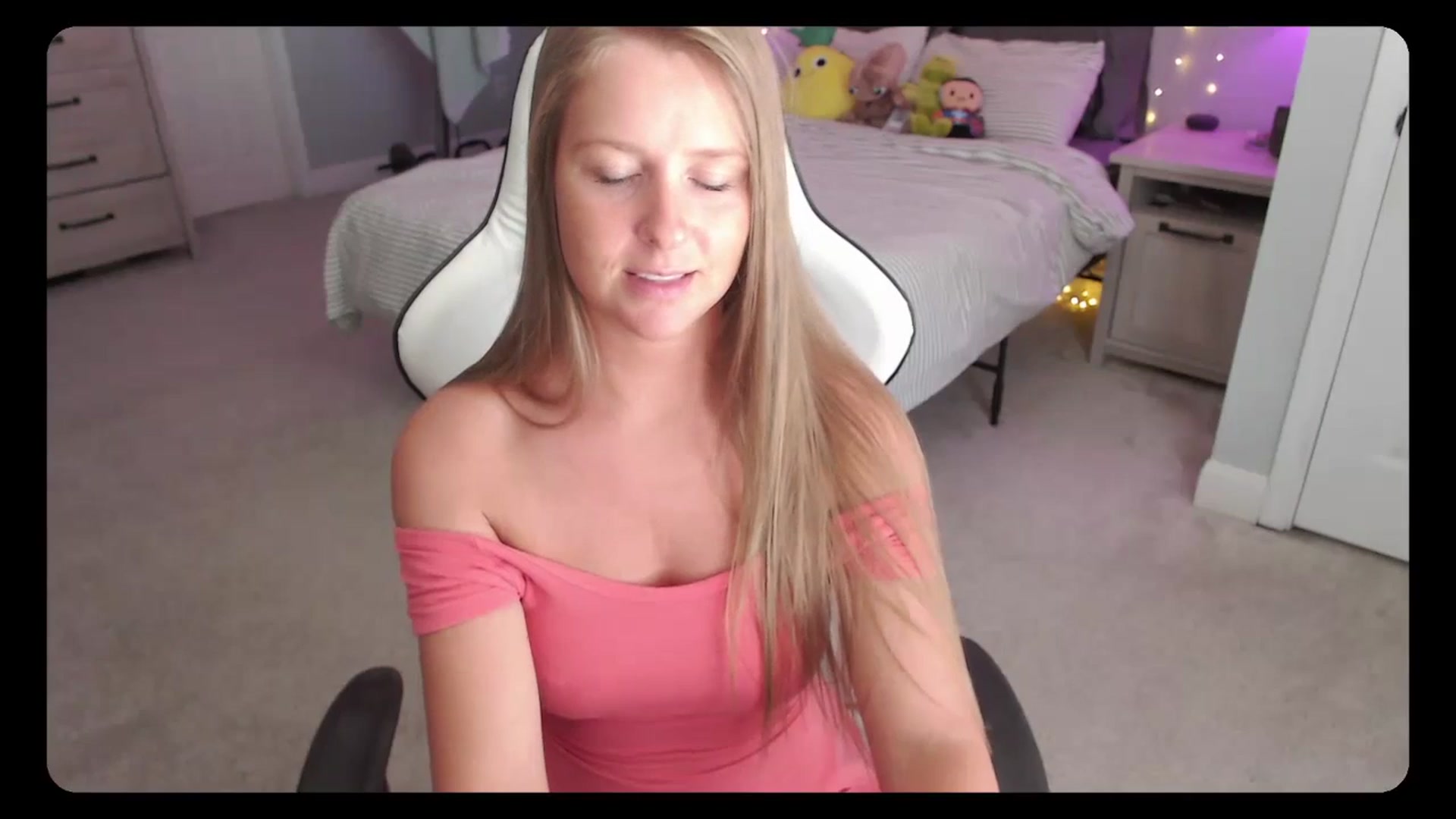 Gallery image thumbnail from Soybean92's myfreecams stream on, 10/02/2023, 16:36 image 10 of 20