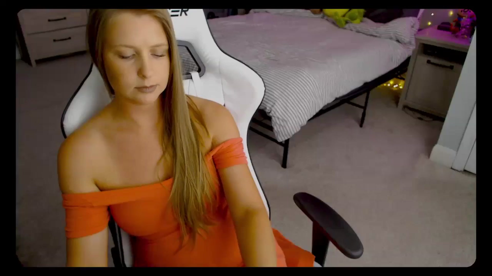 Gallery image thumbnail from Soybean92's myfreecams stream on, 10/10/2023, 19:16 image 14 of 20
