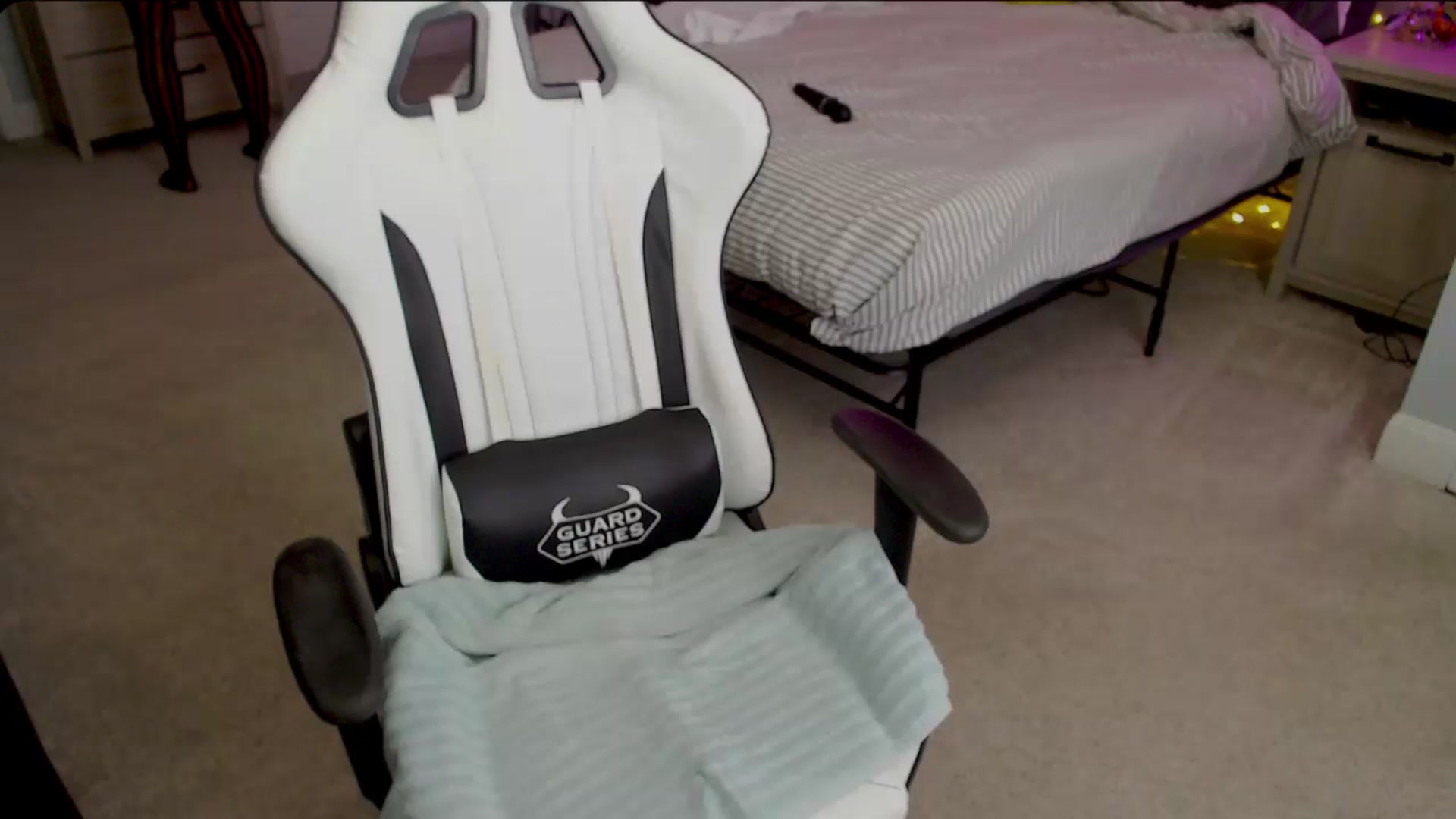 Gallery image thumbnail from Soybean92's myfreecams stream on, 10/18/2023, 16:27 image 15 of 20