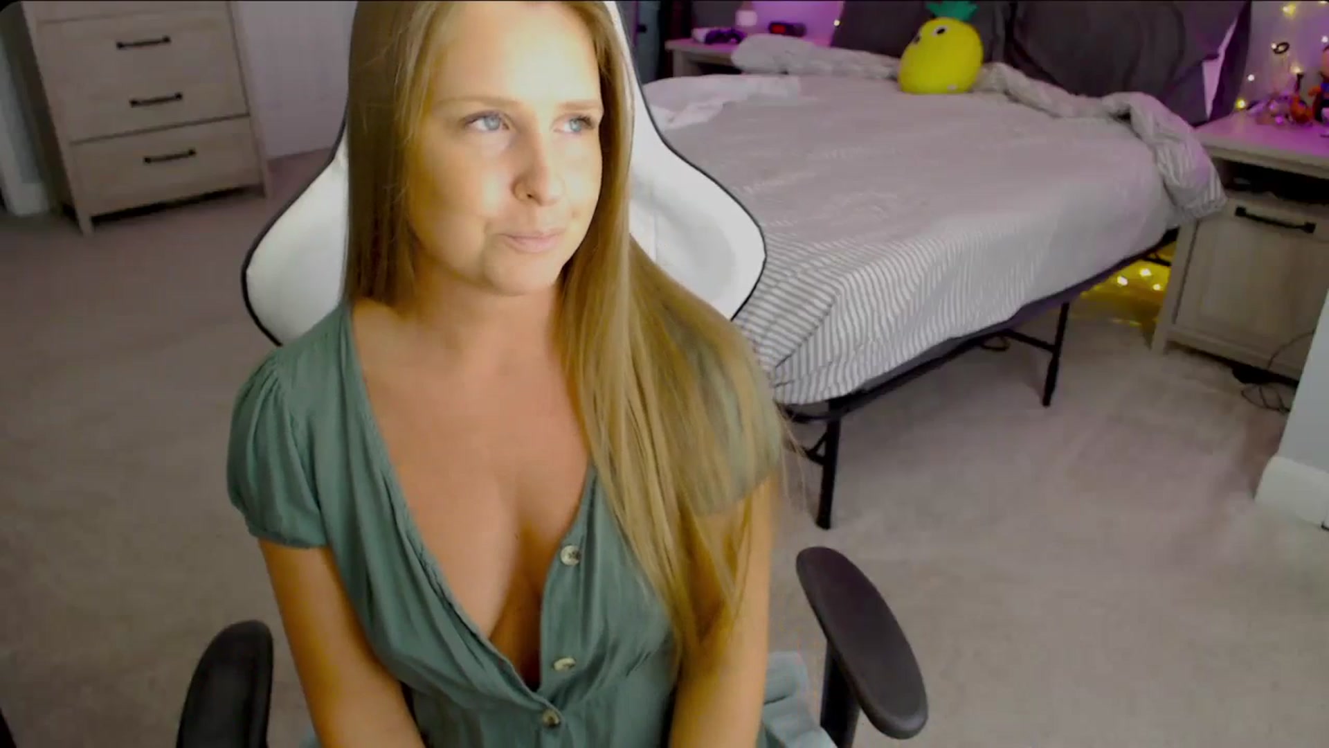 Gallery image thumbnail from Soybean92's myfreecams stream on, 10/18/2023, 16:27 image 12 of 20