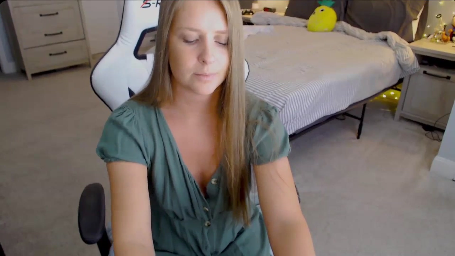 Gallery image thumbnail from Soybean92's myfreecams stream on, 10/18/2023, 16:27 image 6 of 20