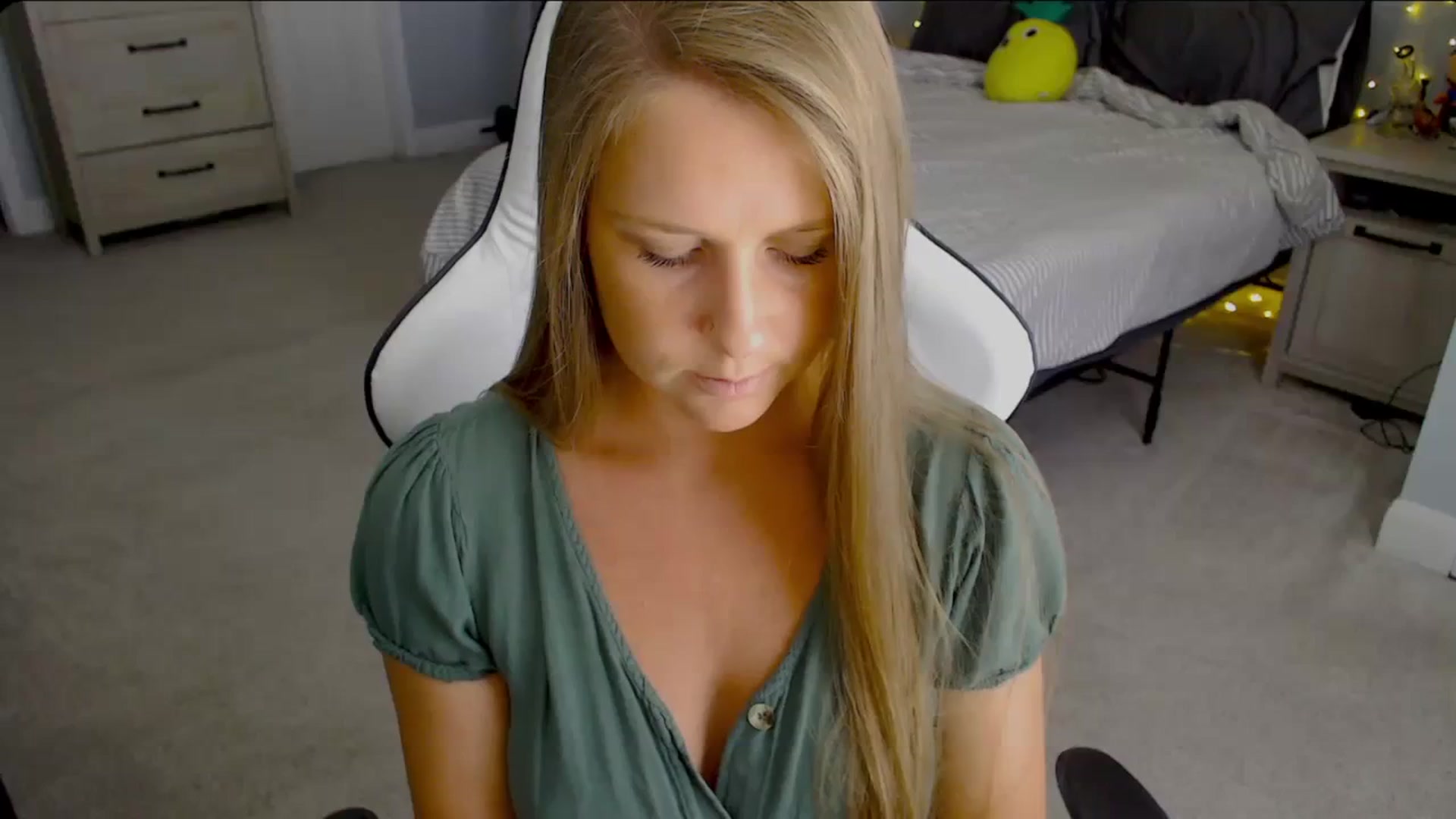 Gallery image thumbnail from Soybean92's myfreecams stream on, 10/18/2023, 16:27 image 1 of 20