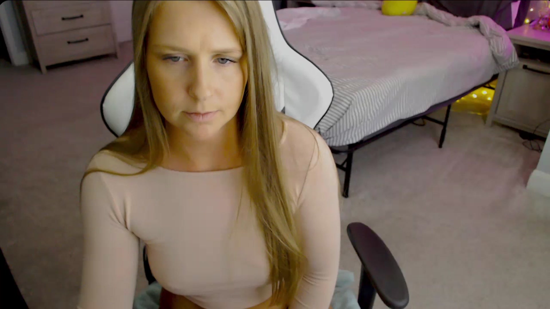 Gallery image thumbnail from Soybean92's myfreecams stream on, 10/18/2023, 17:27 image 8 of 20