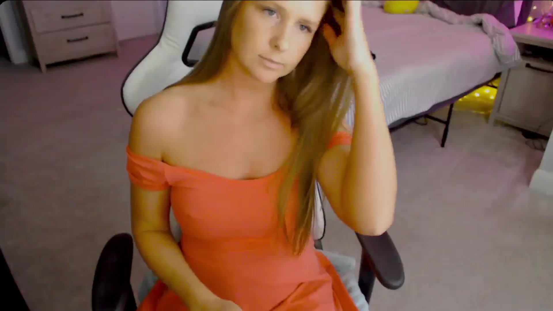 Gallery image thumbnail from Soybean92's myfreecams stream on, 10/18/2023, 17:27 image 20 of 20