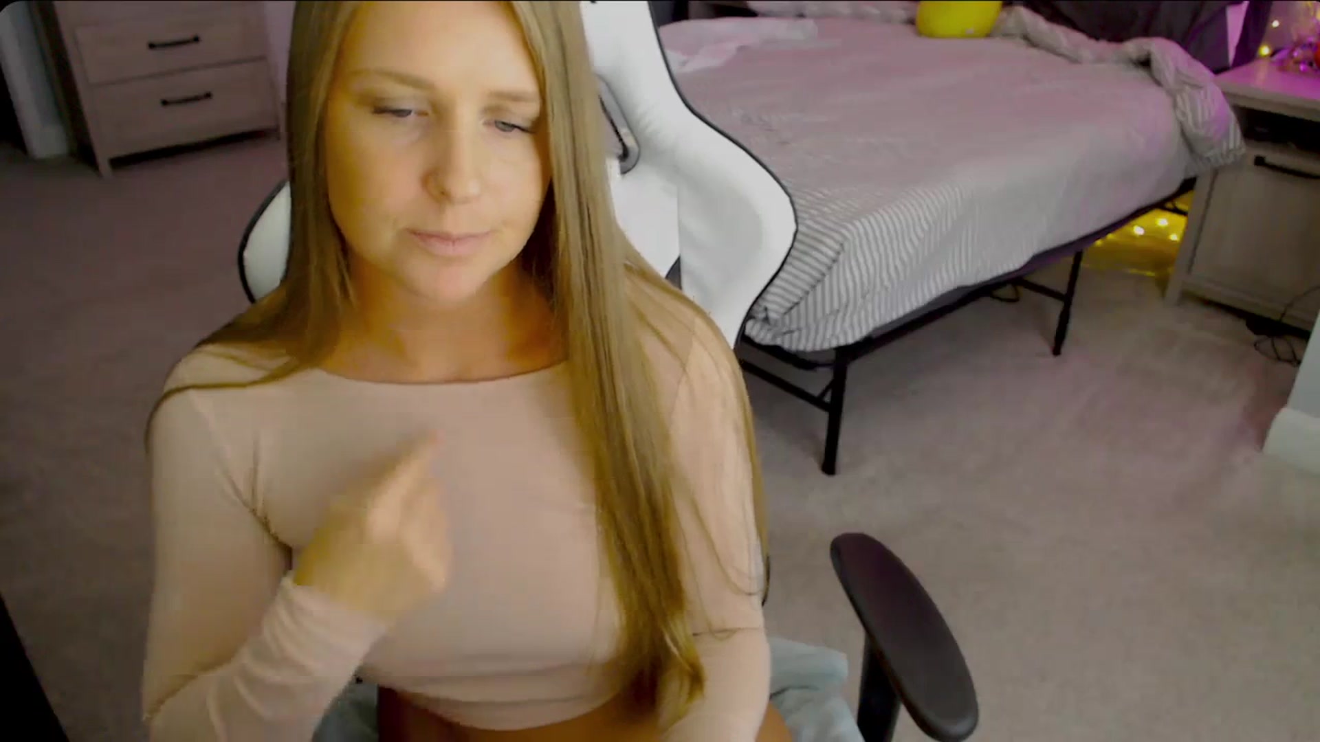 Gallery image thumbnail from Soybean92's myfreecams stream on, 10/18/2023, 17:27 image 6 of 20