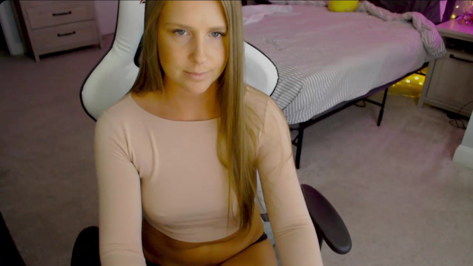Gallery image thumbnail from Soybean92's myfreecams stream on, 10/18/2023, 17:27 image 14 of 20