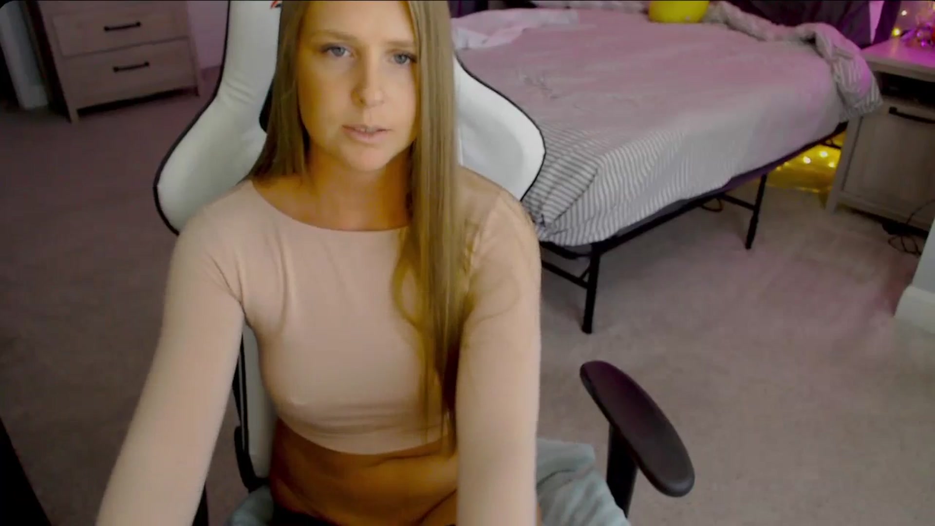 Gallery image thumbnail from Soybean92's myfreecams stream on, 10/18/2023, 17:27 image 16 of 20