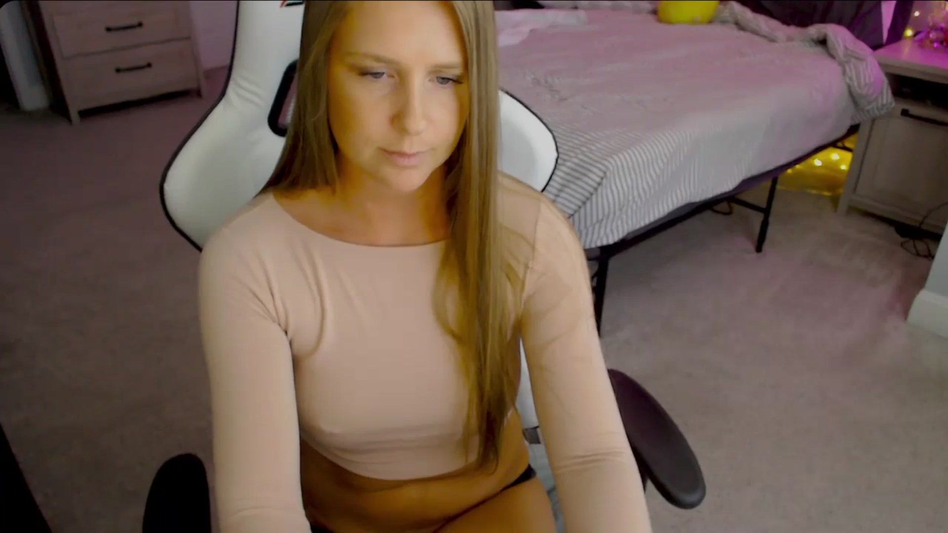 Gallery image thumbnail from Soybean92's myfreecams stream on, 10/18/2023, 17:27 image 15 of 20
