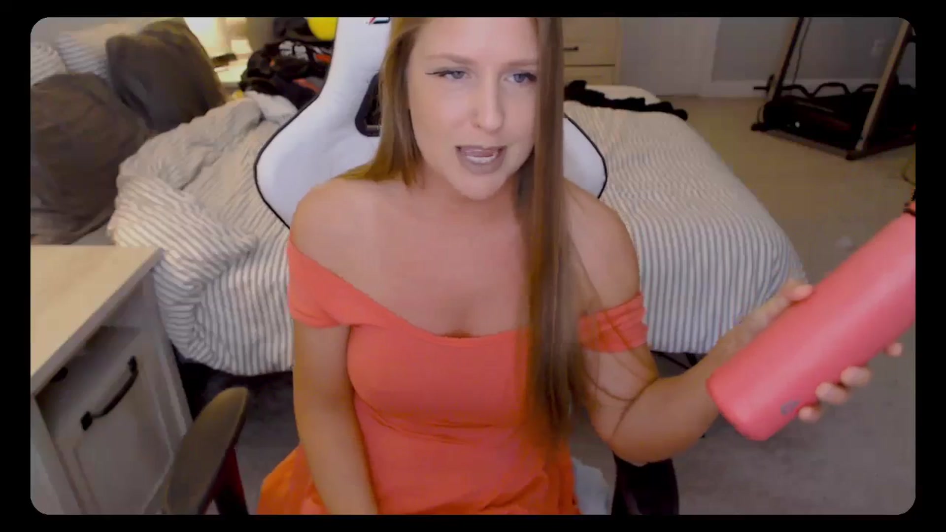 Gallery image thumbnail from Soybean92's myfreecams stream on, 11/01/2023, 15:20 image 15 of 20