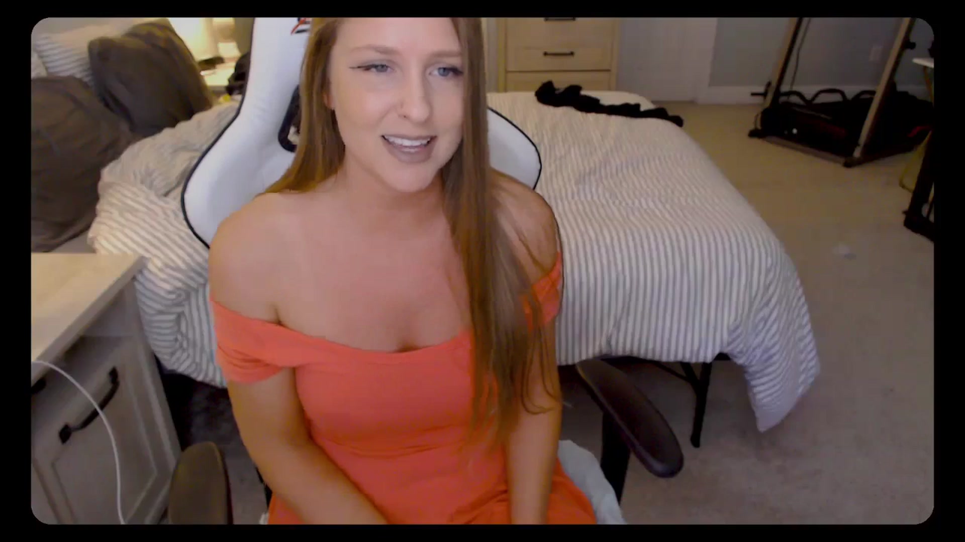 Gallery image thumbnail from Soybean92's myfreecams stream on, 11/01/2023, 15:20 image 8 of 20