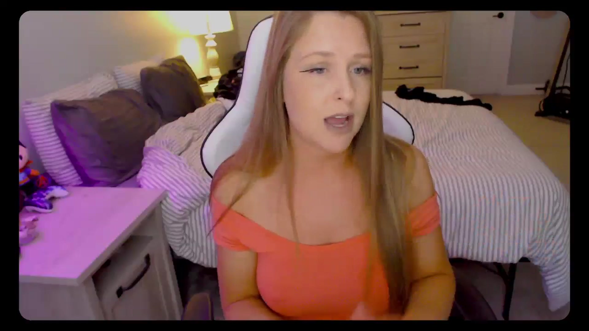 Gallery image thumbnail from Soybean92's myfreecams stream on, 11/01/2023, 15:44 image 6 of 20
