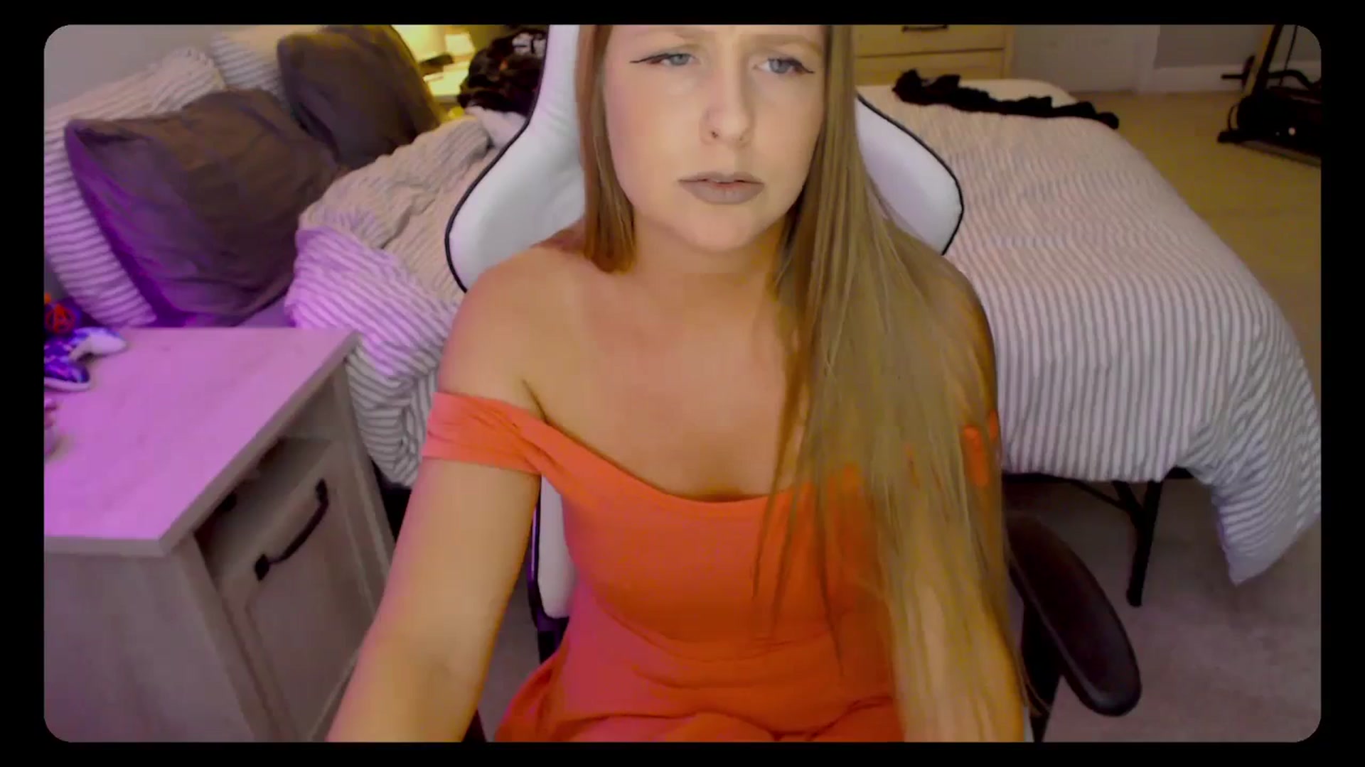Gallery image thumbnail from Soybean92's myfreecams stream on, 11/01/2023, 16:25 image 5 of 20