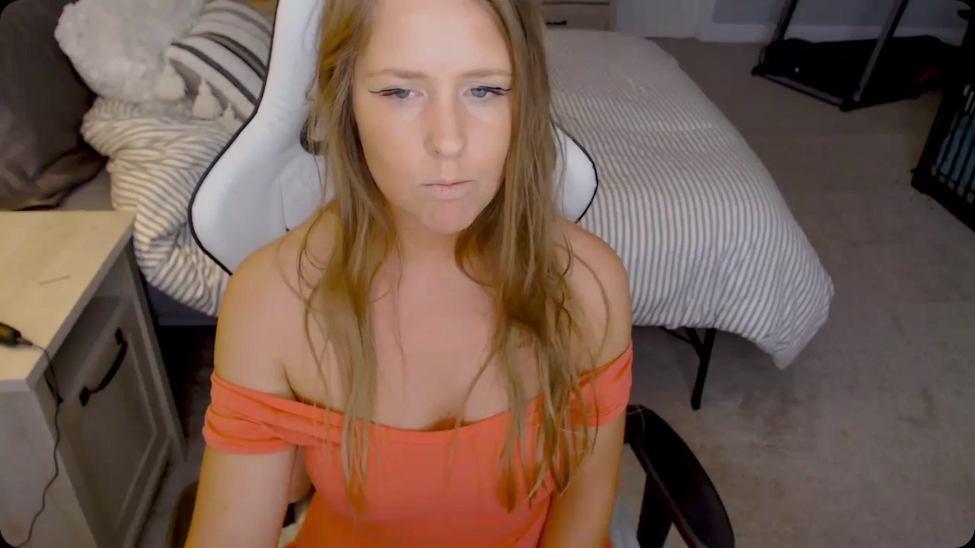 Gallery image thumbnail from Soybean92's myfreecams stream on, 11/21/2023, 17:30 image 15 of 20