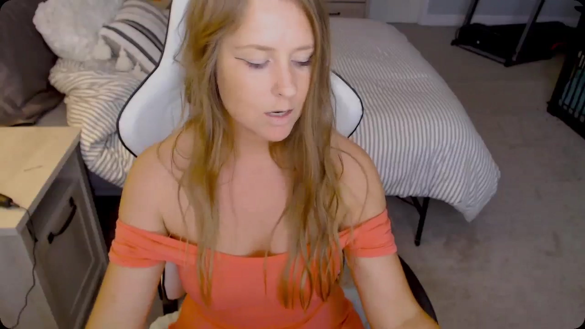 Gallery image thumbnail from Soybean92's myfreecams stream on, 11/21/2023, 17:30 image 14 of 20