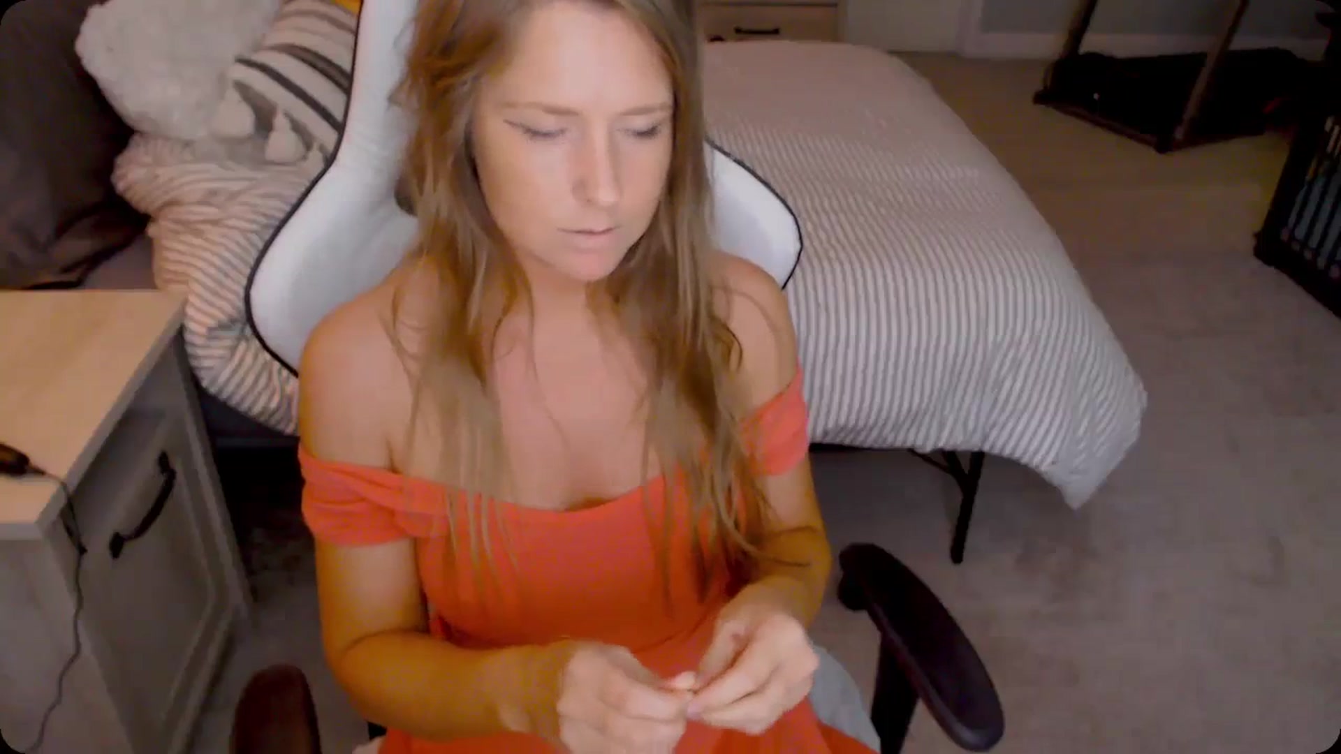 Gallery image thumbnail from Soybean92's myfreecams stream on, 11/21/2023, 17:30 image 17 of 20