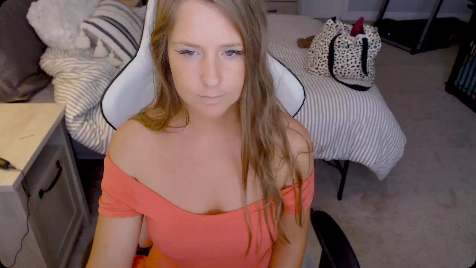 Gallery image thumbnail from Soybean92's myfreecams stream on, 11/21/2023, 17:30 image 3 of 20