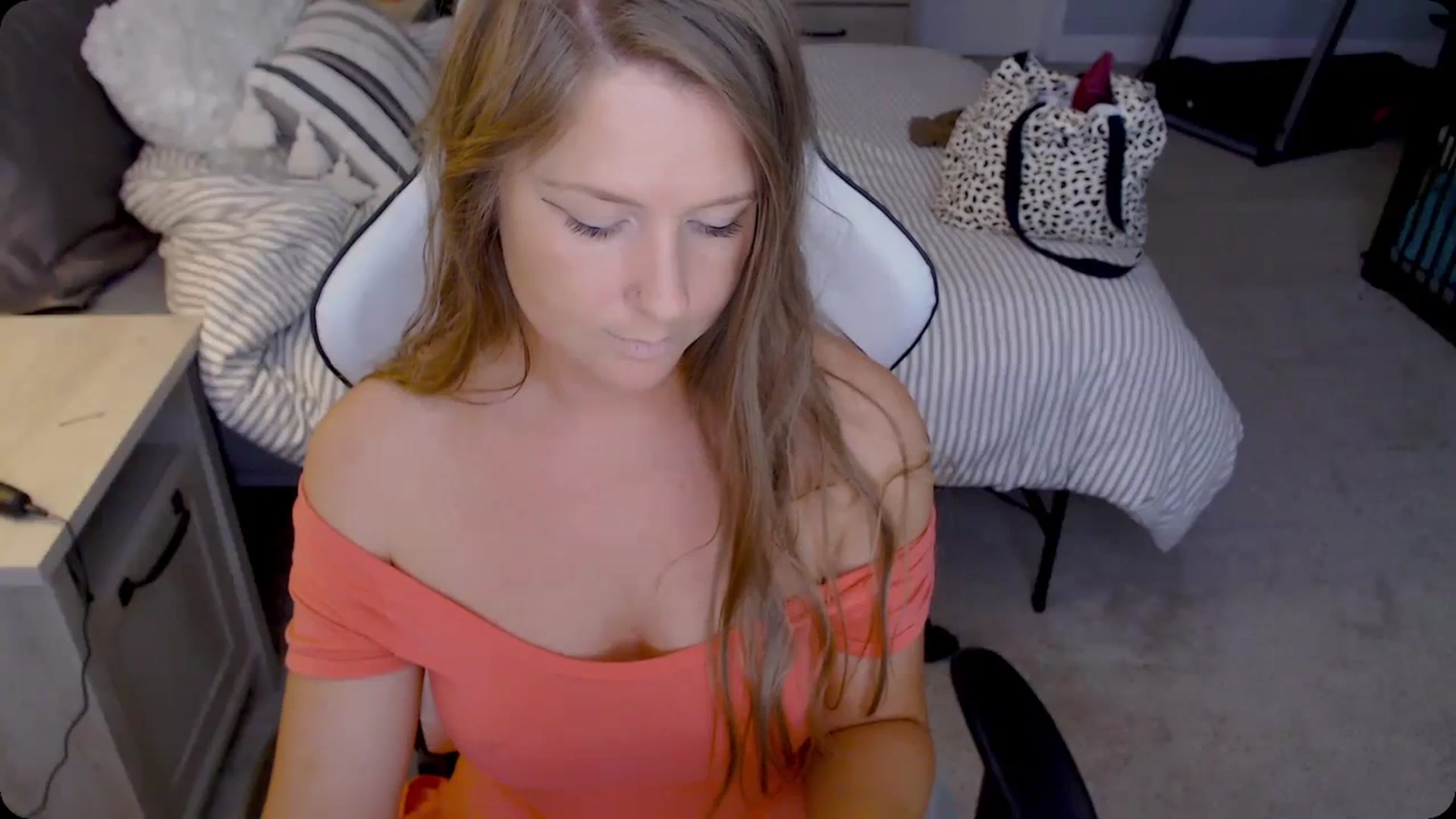 Gallery image thumbnail from Soybean92's myfreecams stream on, 11/21/2023, 17:30 image 2 of 20