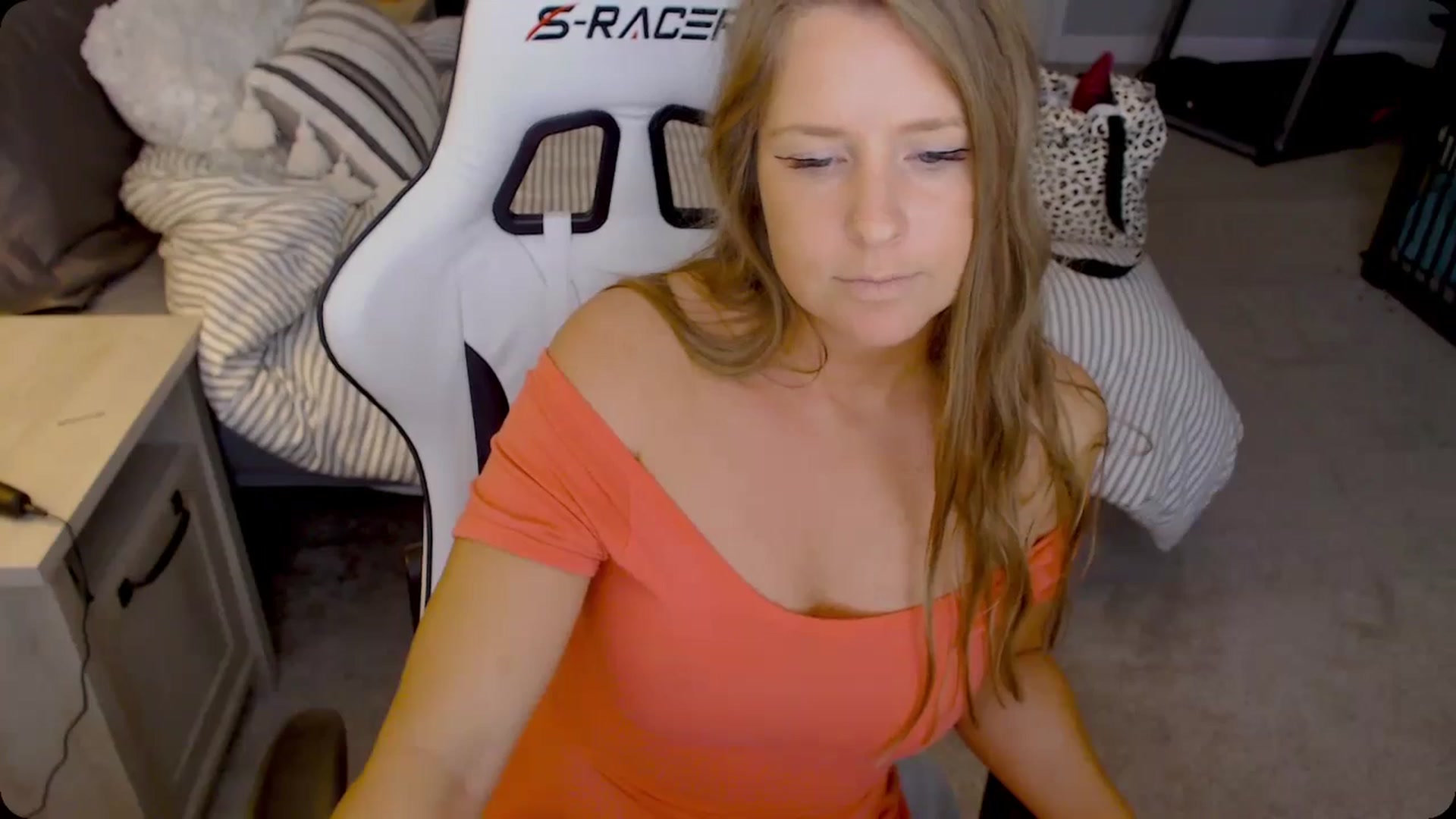 Gallery image thumbnail from Soybean92's myfreecams stream on, 11/21/2023, 17:30 image 4 of 20