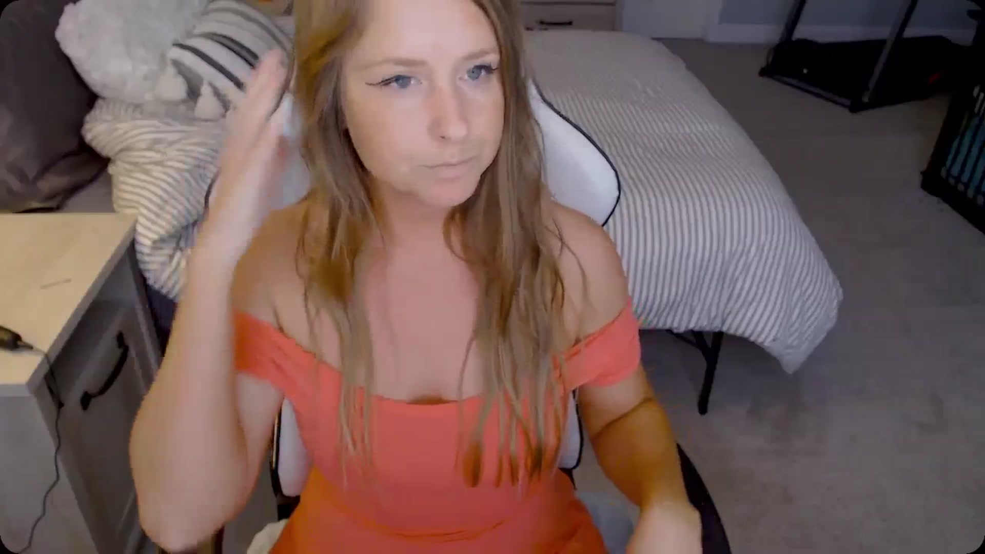 Gallery image thumbnail from Soybean92's myfreecams stream on, 11/21/2023, 17:30 image 12 of 20