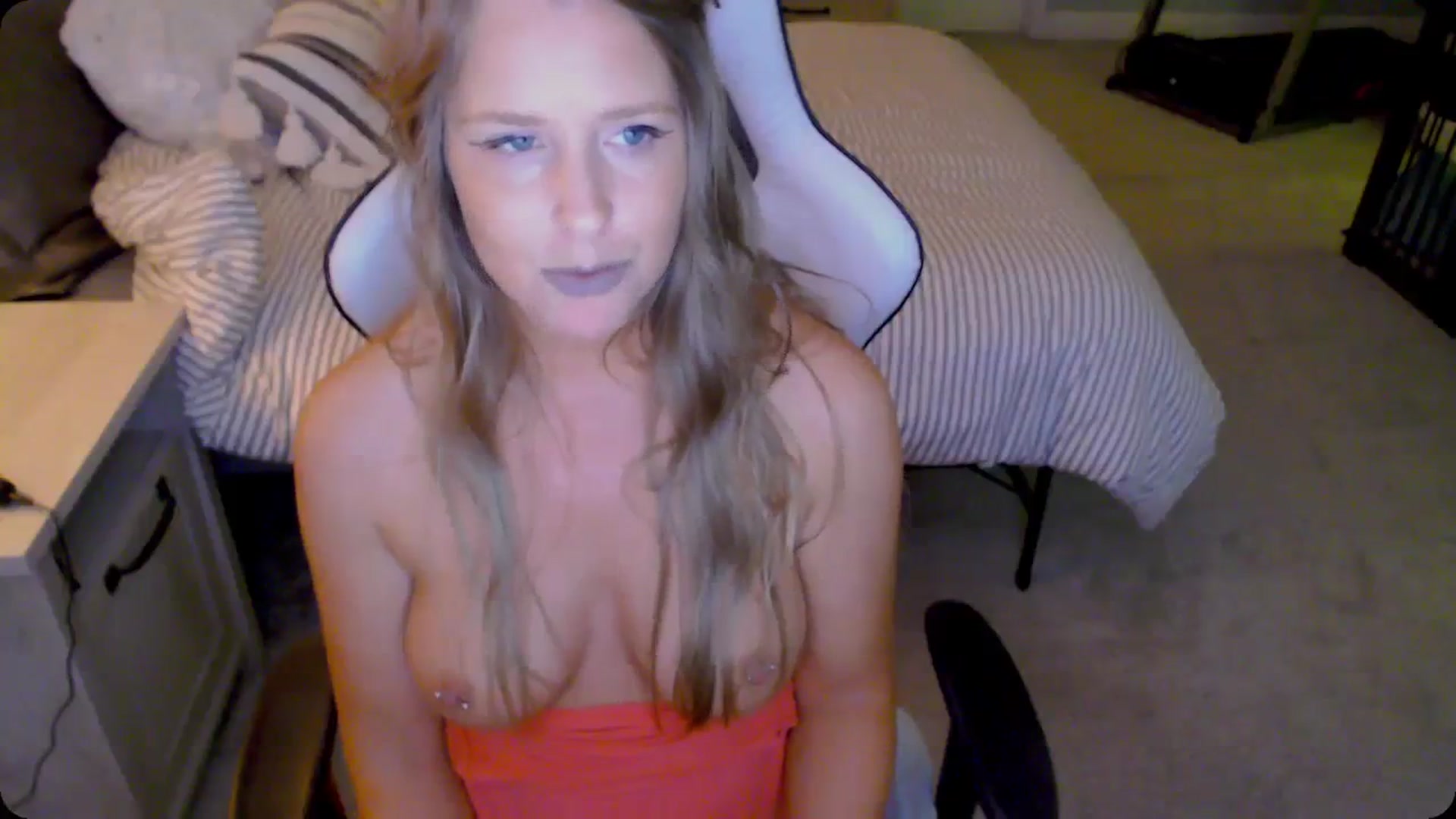 Gallery image thumbnail from Soybean92's myfreecams stream on, 11/21/2023, 18:28 image 9 of 20
