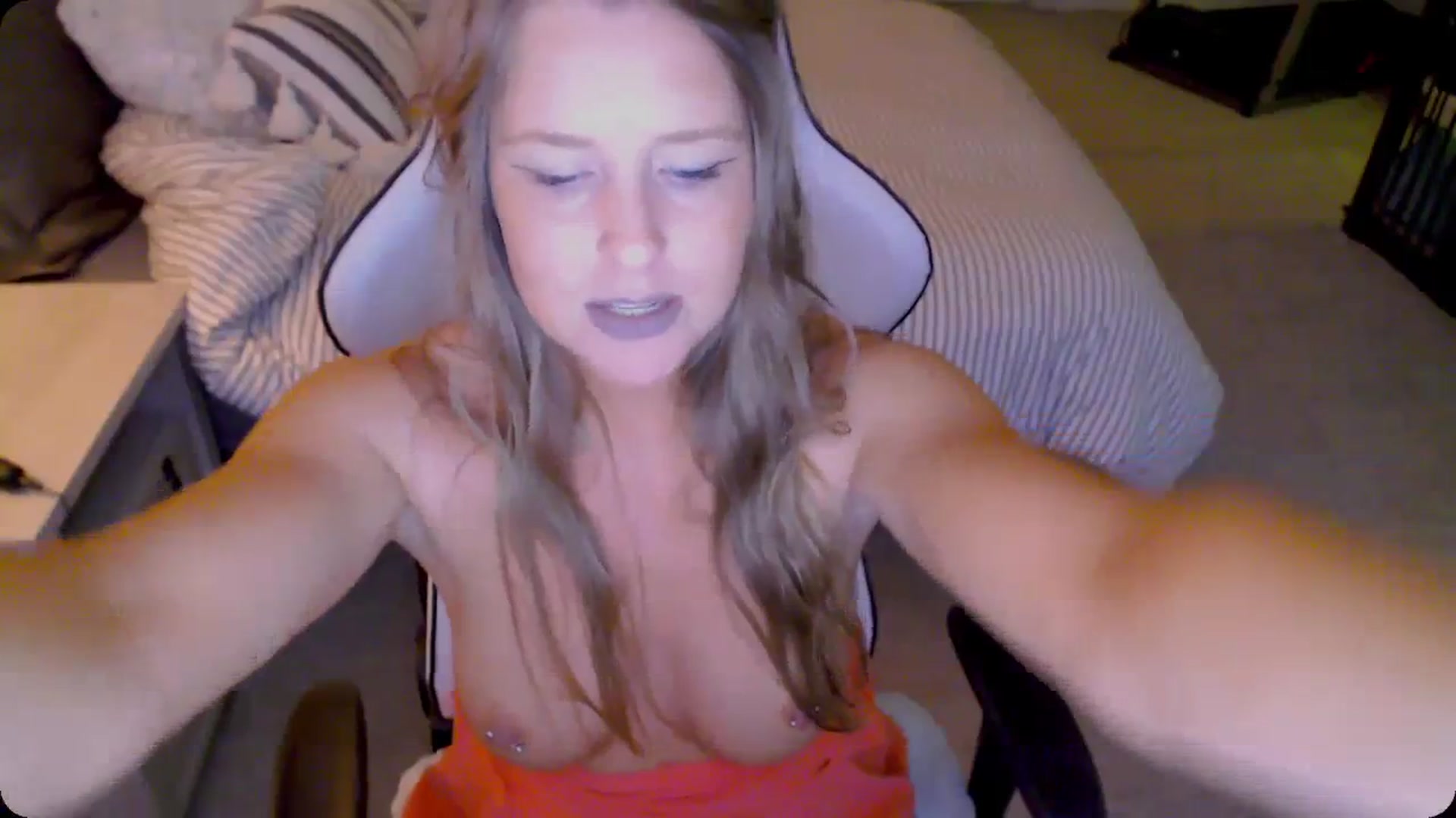 Gallery image thumbnail from Soybean92's myfreecams stream on, 11/21/2023, 18:28 image 6 of 20