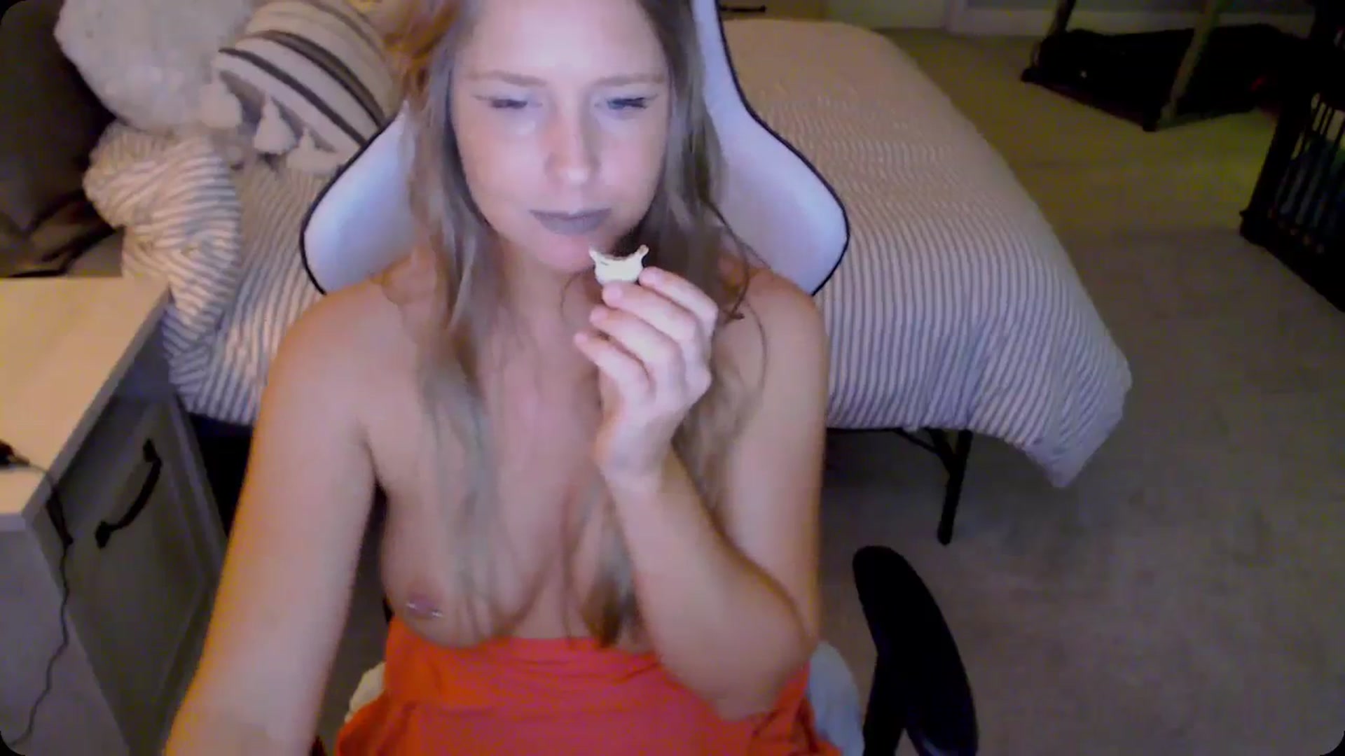 Gallery image thumbnail from Soybean92's myfreecams stream on, 11/21/2023, 18:28 image 10 of 20