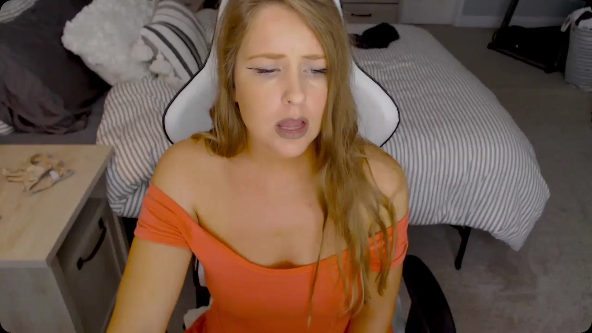 Gallery image thumbnail from Soybean92's myfreecams stream on, 11/22/2023, 17:16 image 3 of 20