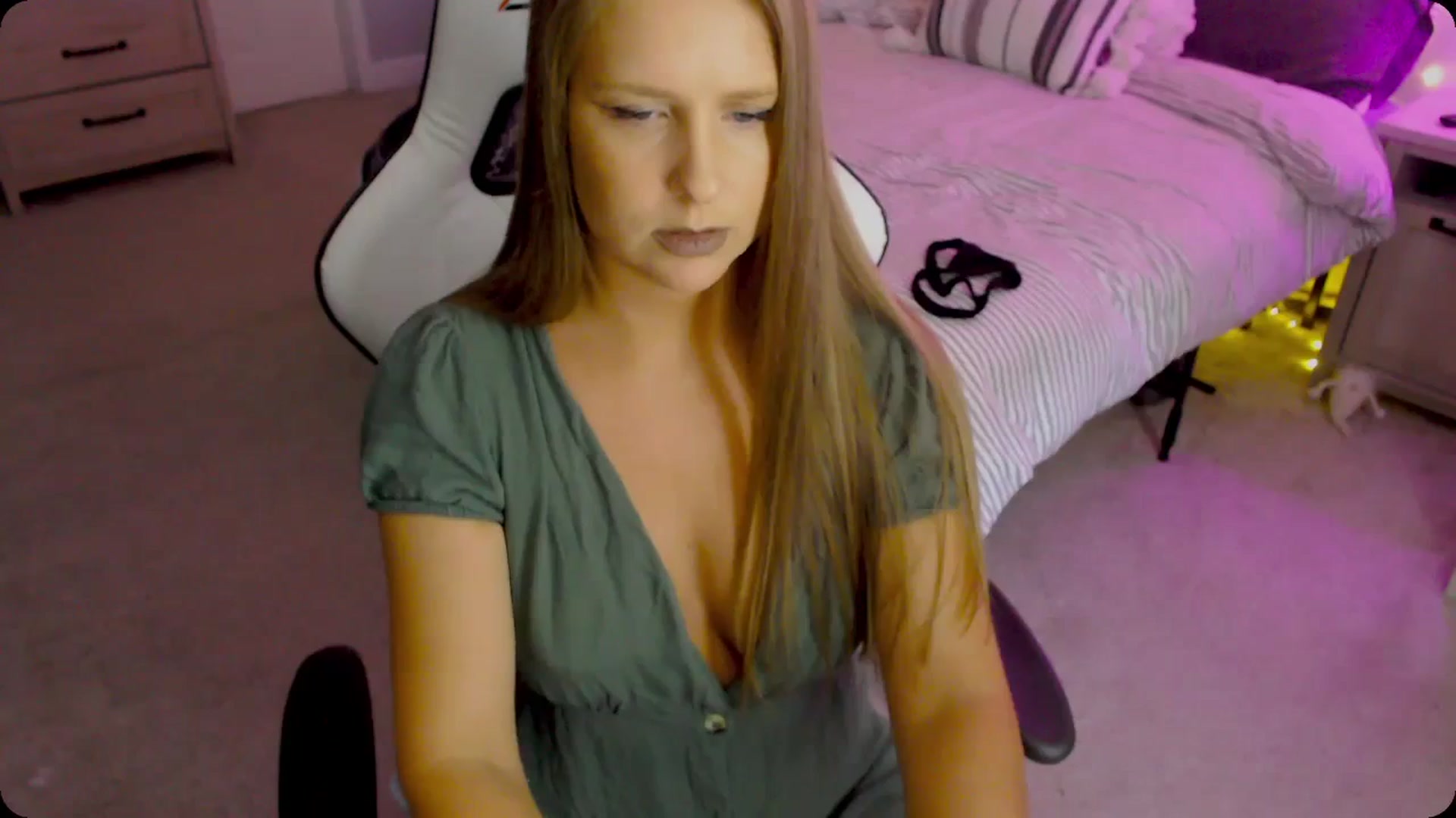Gallery image thumbnail from Soybean92's myfreecams stream on, 11/27/2023, 17:23 image 17 of 20