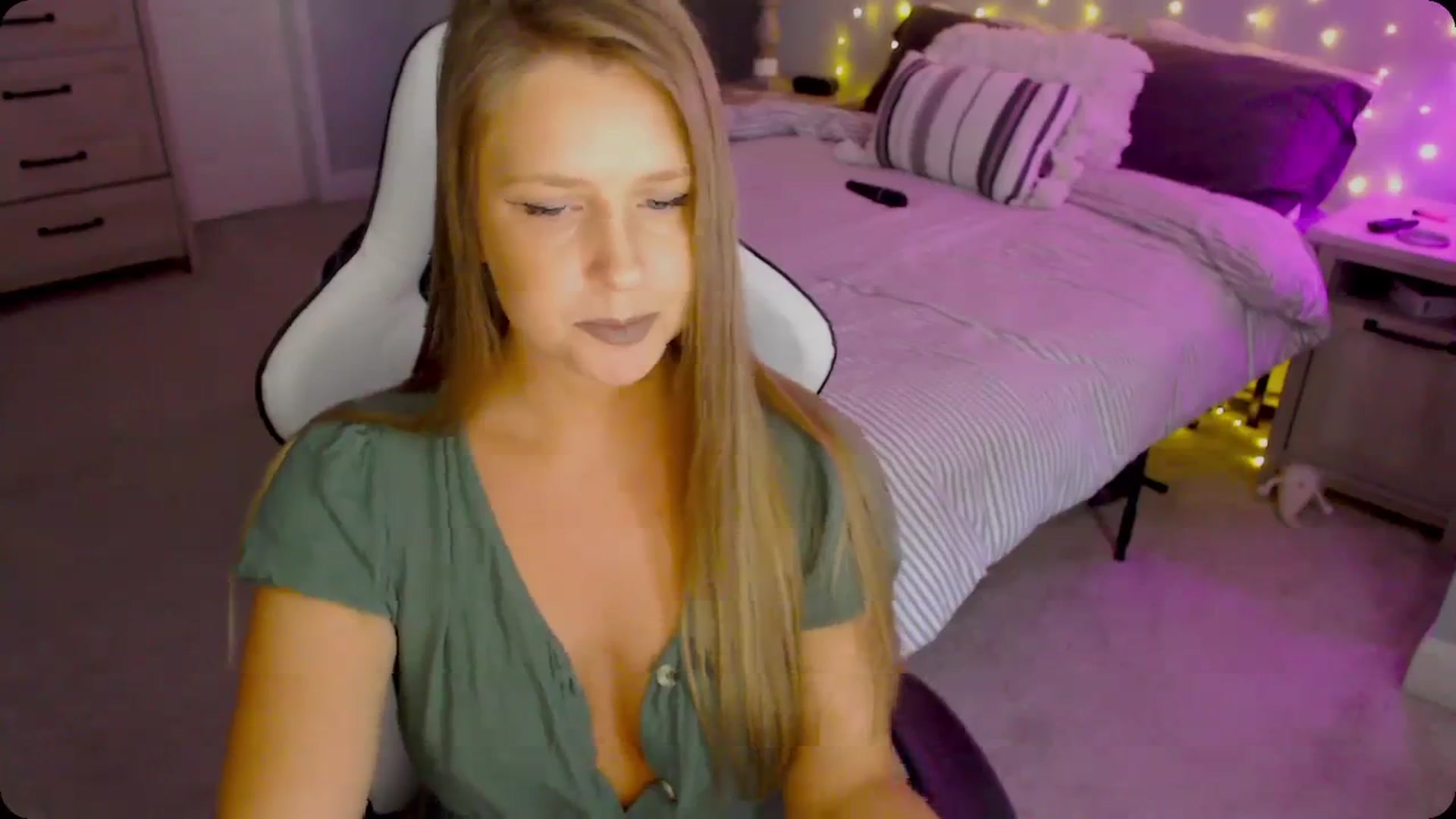 Gallery image thumbnail from Soybean92's myfreecams stream on, 11/27/2023, 17:23 image 3 of 20