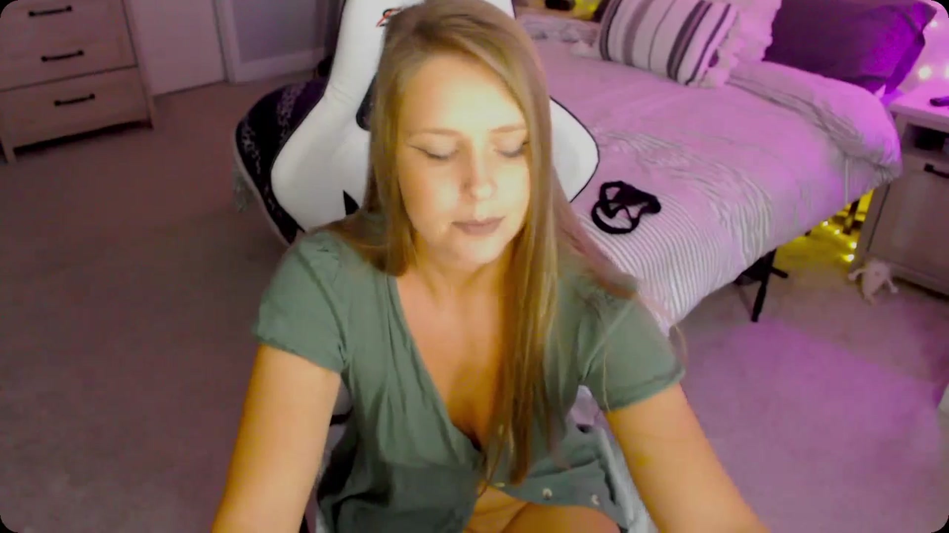 Gallery image thumbnail from Soybean92's myfreecams stream on, 11/27/2023, 18:26 image 9 of 20